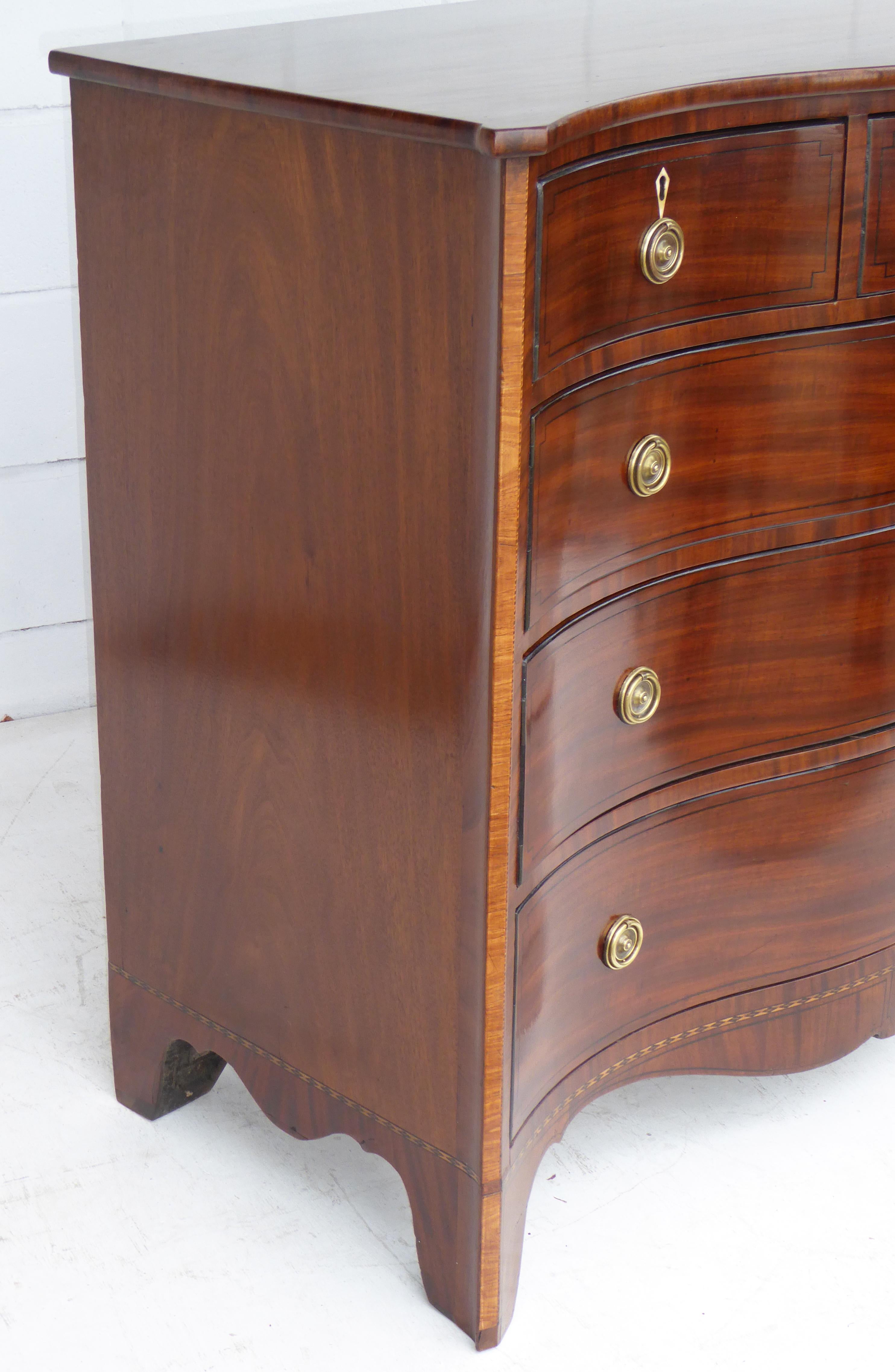 18th Century George III Mahogany Serpentine Chest of Drawers In Excellent Condition In Chelmsford, Essex