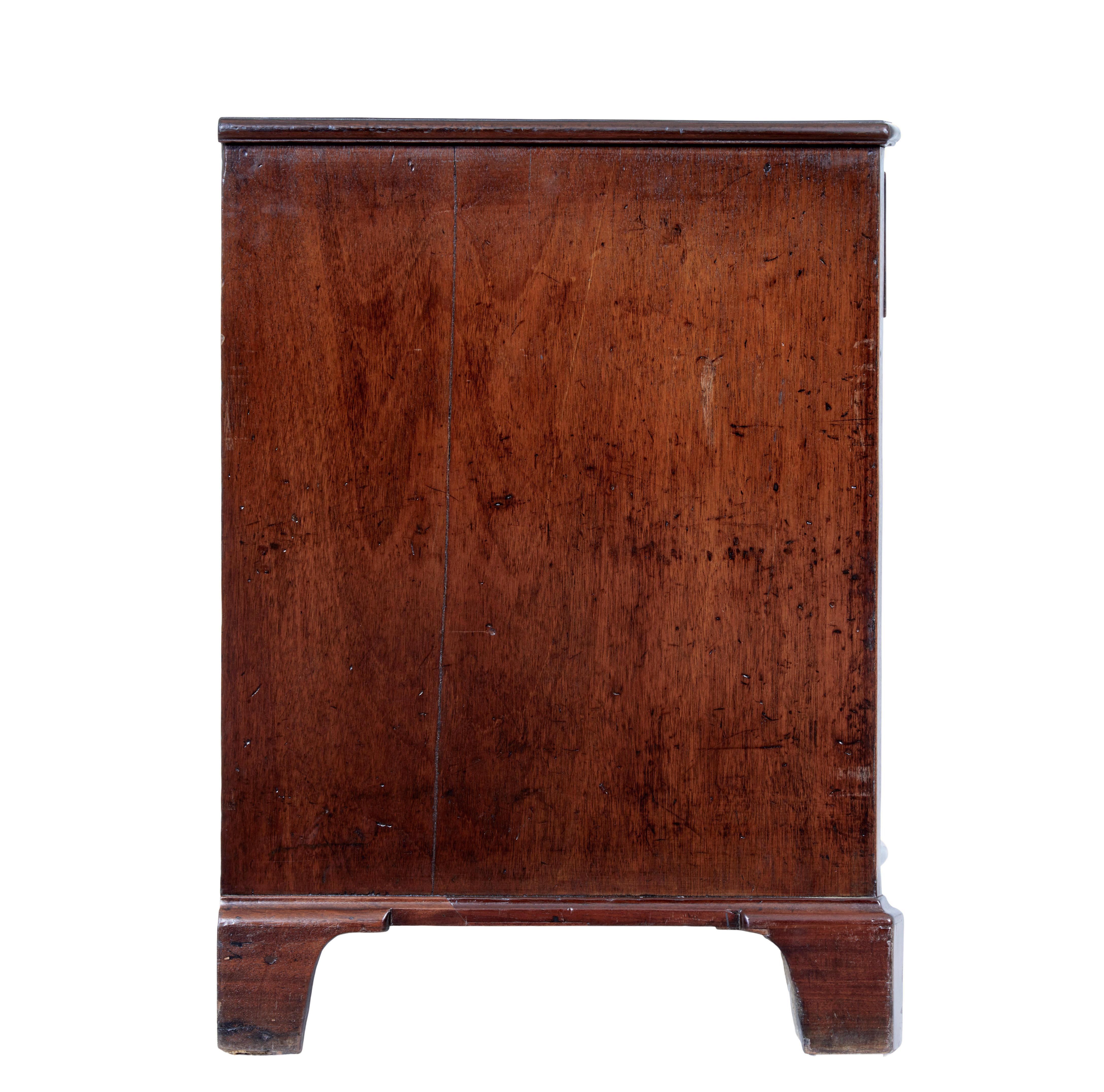 18th Century George III Mahogany Serpentine Chest of Drawers For Sale 1