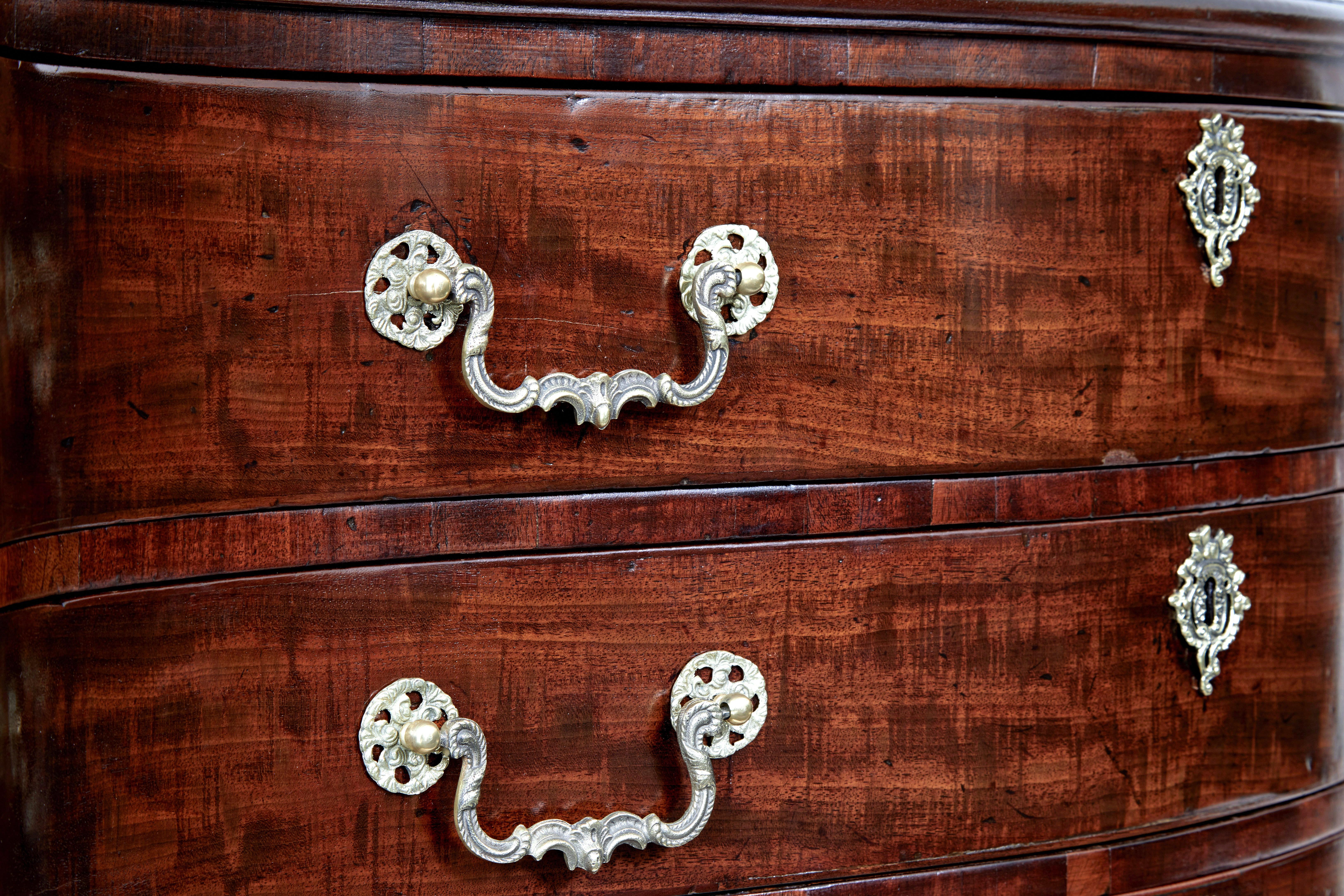 18th Century George III Mahogany Serpentine Chest of Drawers For Sale 2