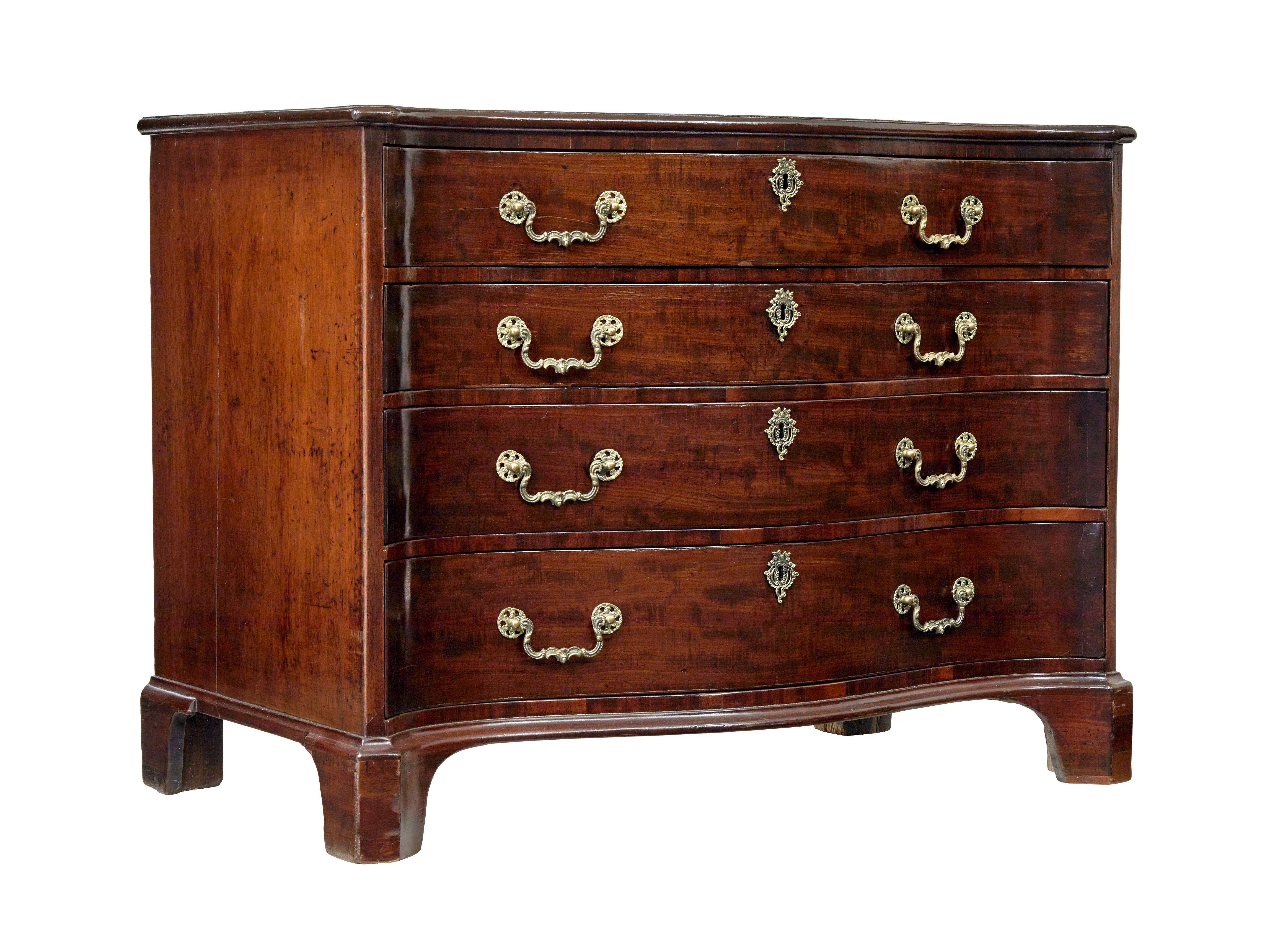 Cómoda serpentina de caoba Jorge III del siglo XVIII mediados del siglo XVIII en venta