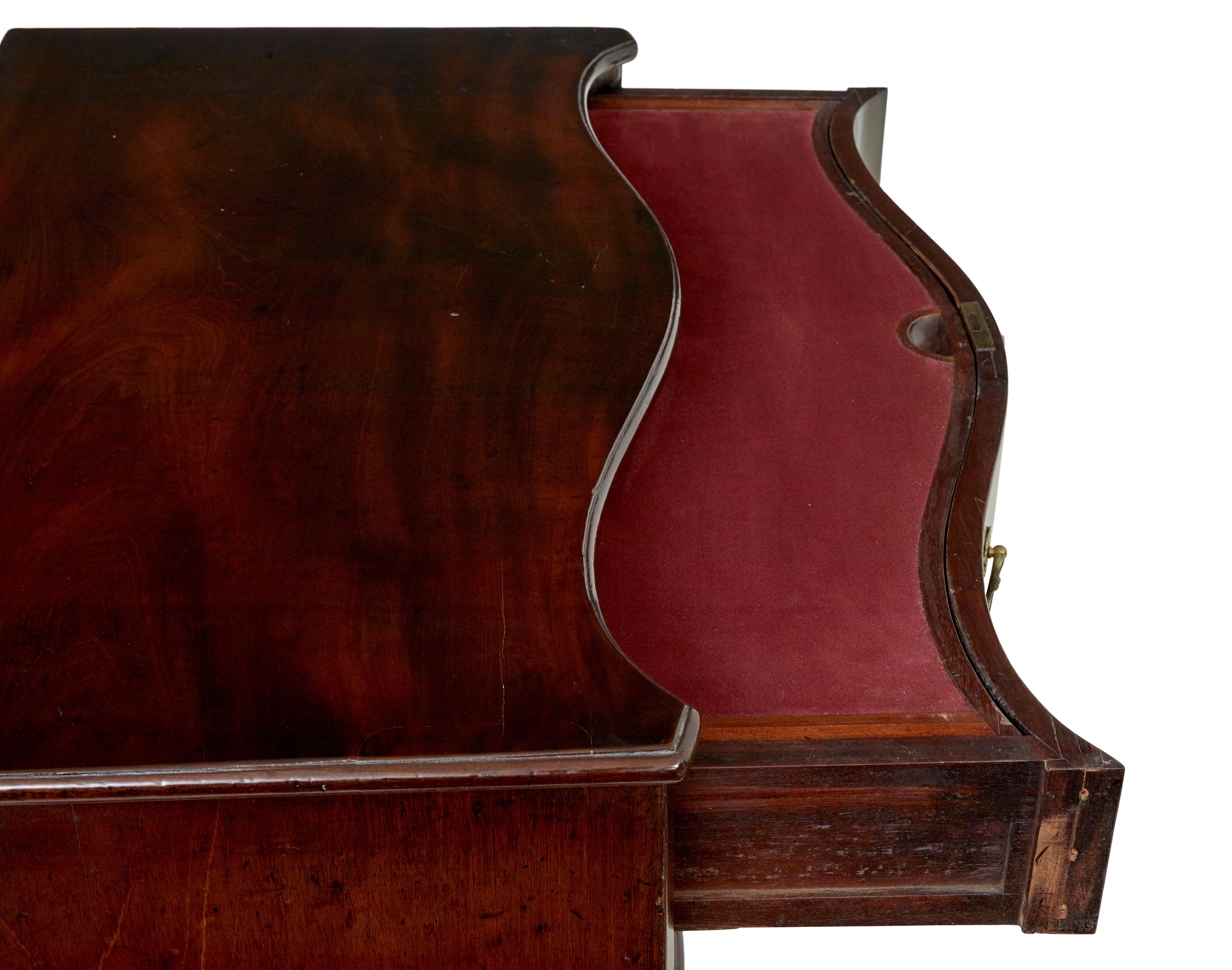 Cassettiera a serpentina in mogano di Giorgio III del XVIII secolo in vendita 3