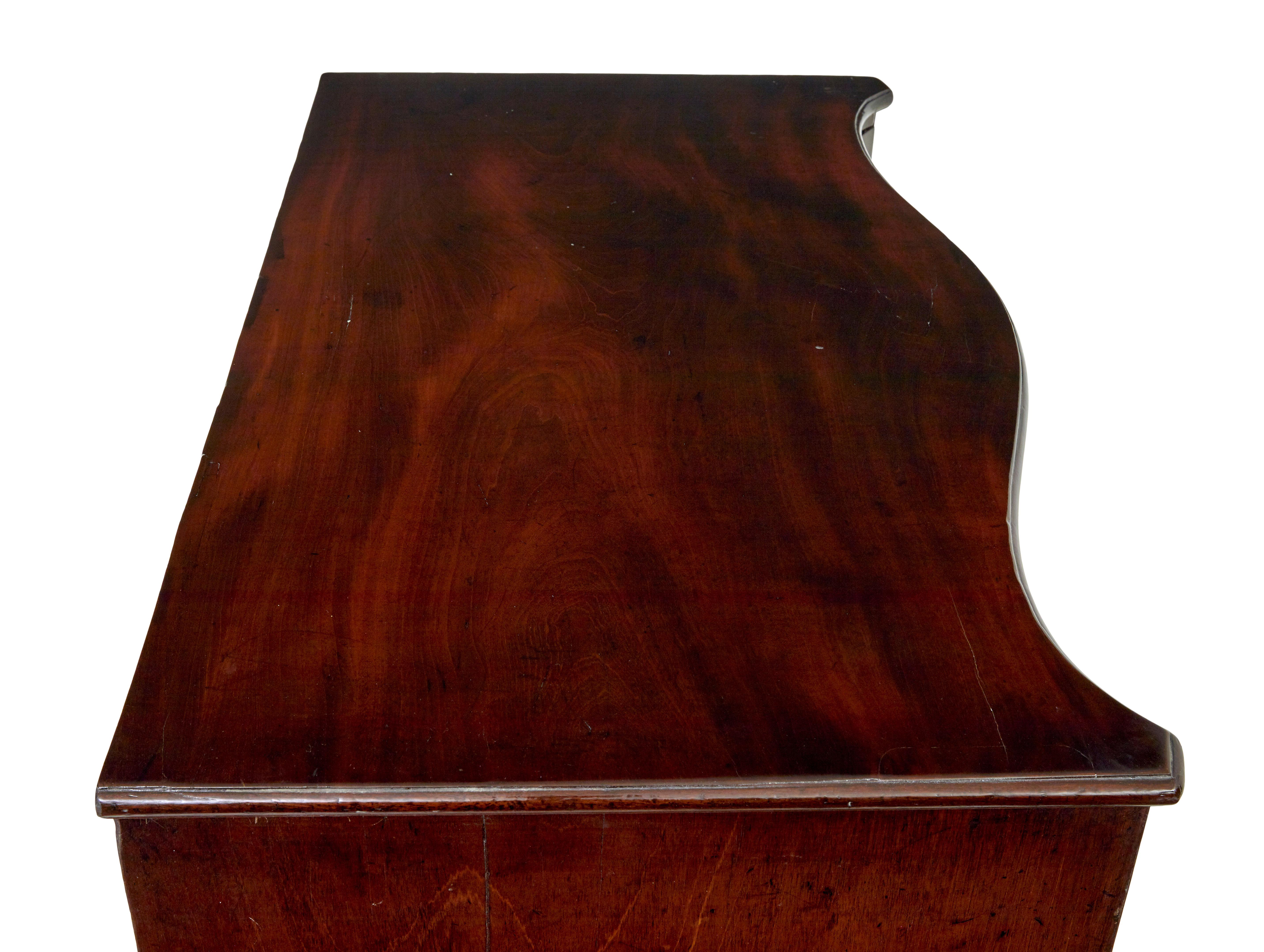 Cómoda serpentina de caoba Jorge III del siglo XVIII en venta 1