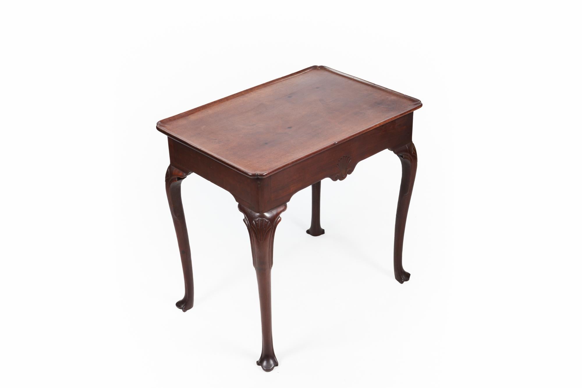 table d'argenterie en acajou du XVIIIe siècle, de style George III, le plateau moulé en forme de plat sur une frise centrée d'une coquille sculptée, supportée par un pied cabriole avec une sculpture d'acanthe sur le genou, se terminant par des pieds
