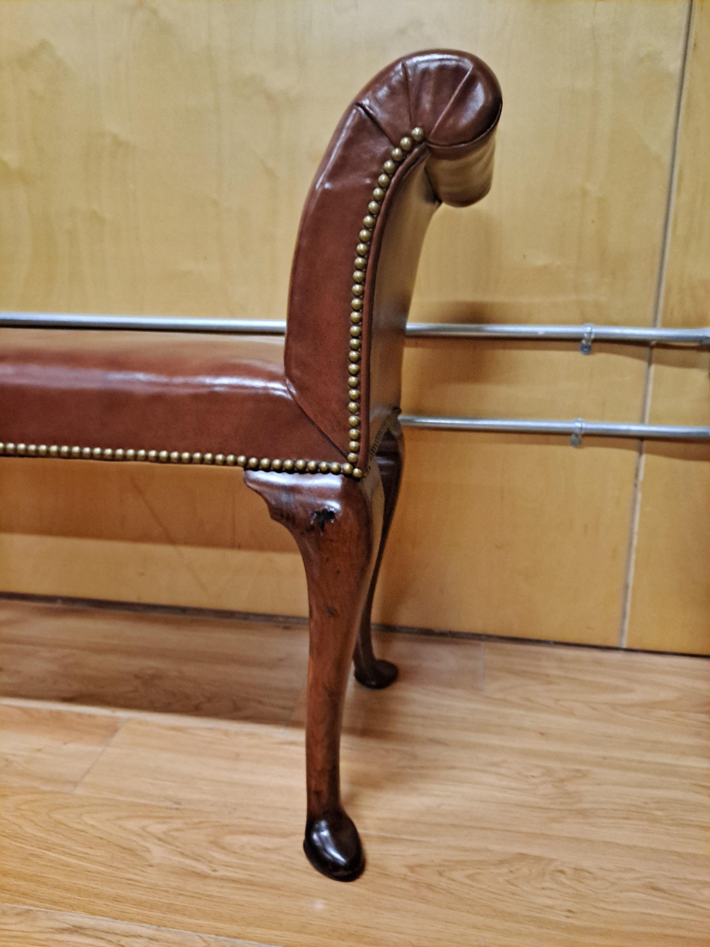 Siège de fenêtre en acajou George III du XVIIIe siècle 

Rembourrage en cuir

Bras à volutes

Garniture de tête de clou en laiton

Pieds cabriole avec pieds de support