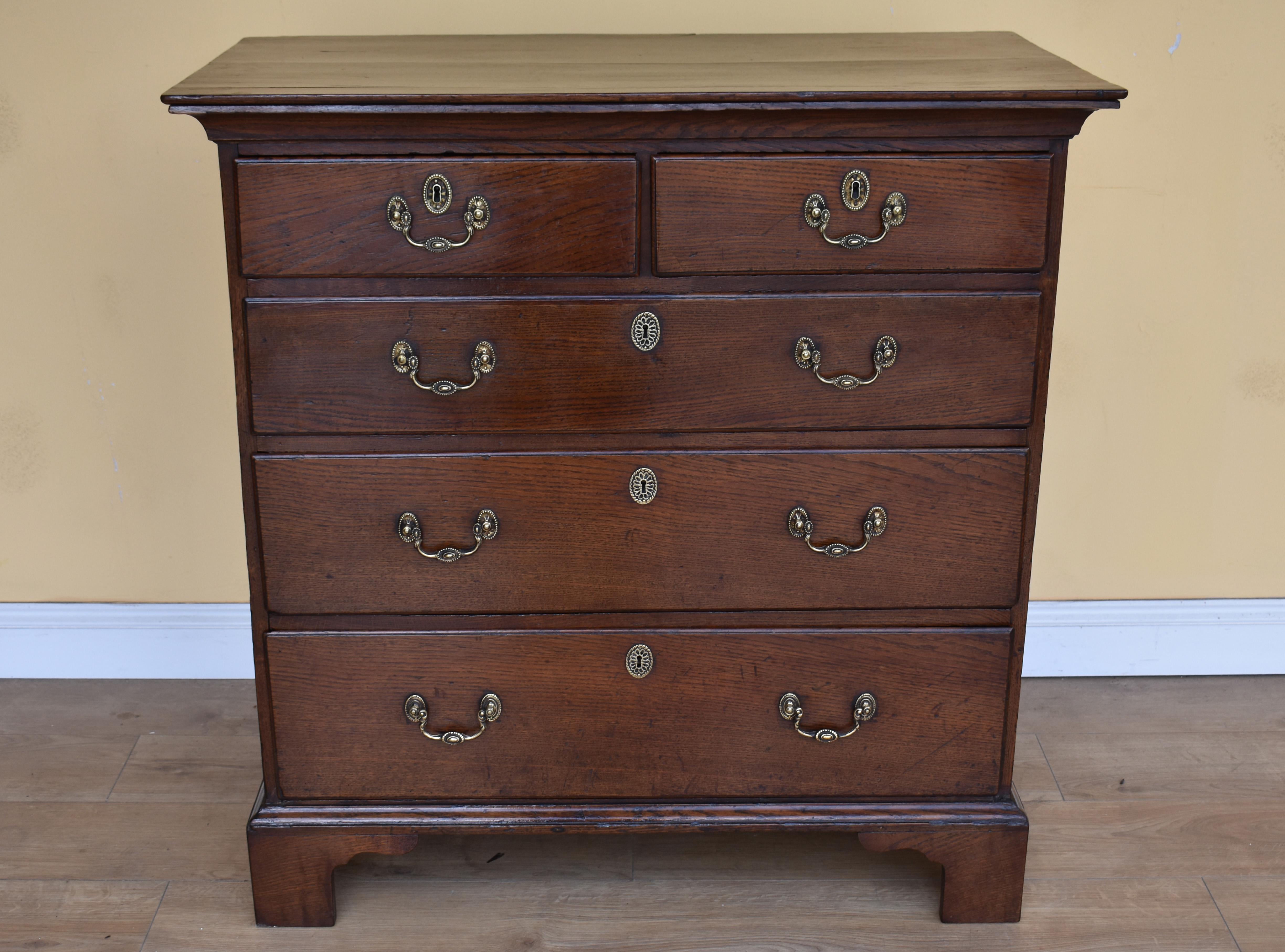 For sale is a good quality George III oak chest of drawers, having an arrangement of five drawers, each with their original handles and locks. The chest stands on bracket feet and is in very good condition for its age. 

Measures: Width 38