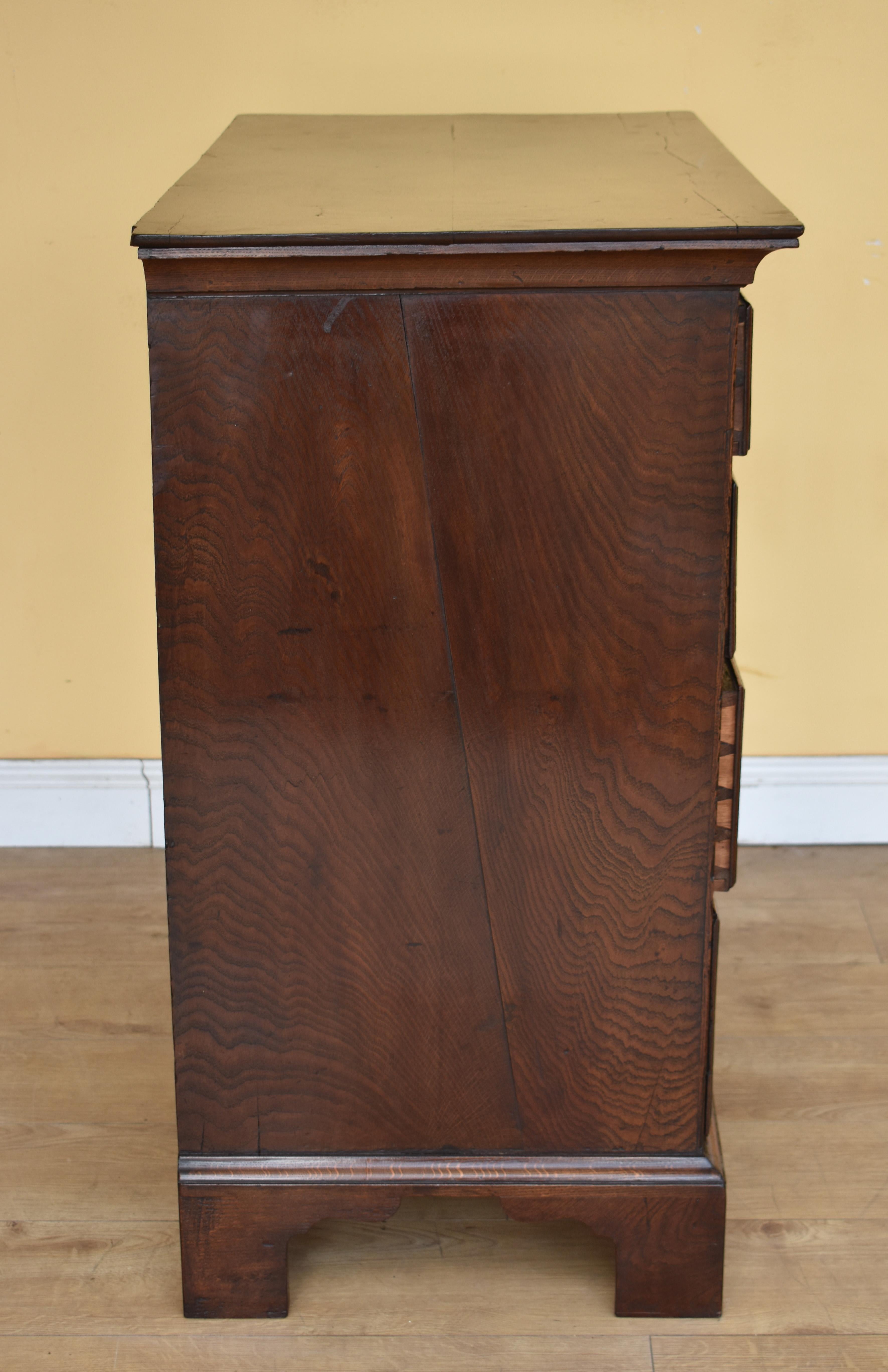 English 18th Century George III Oak Chest of Drawers For Sale