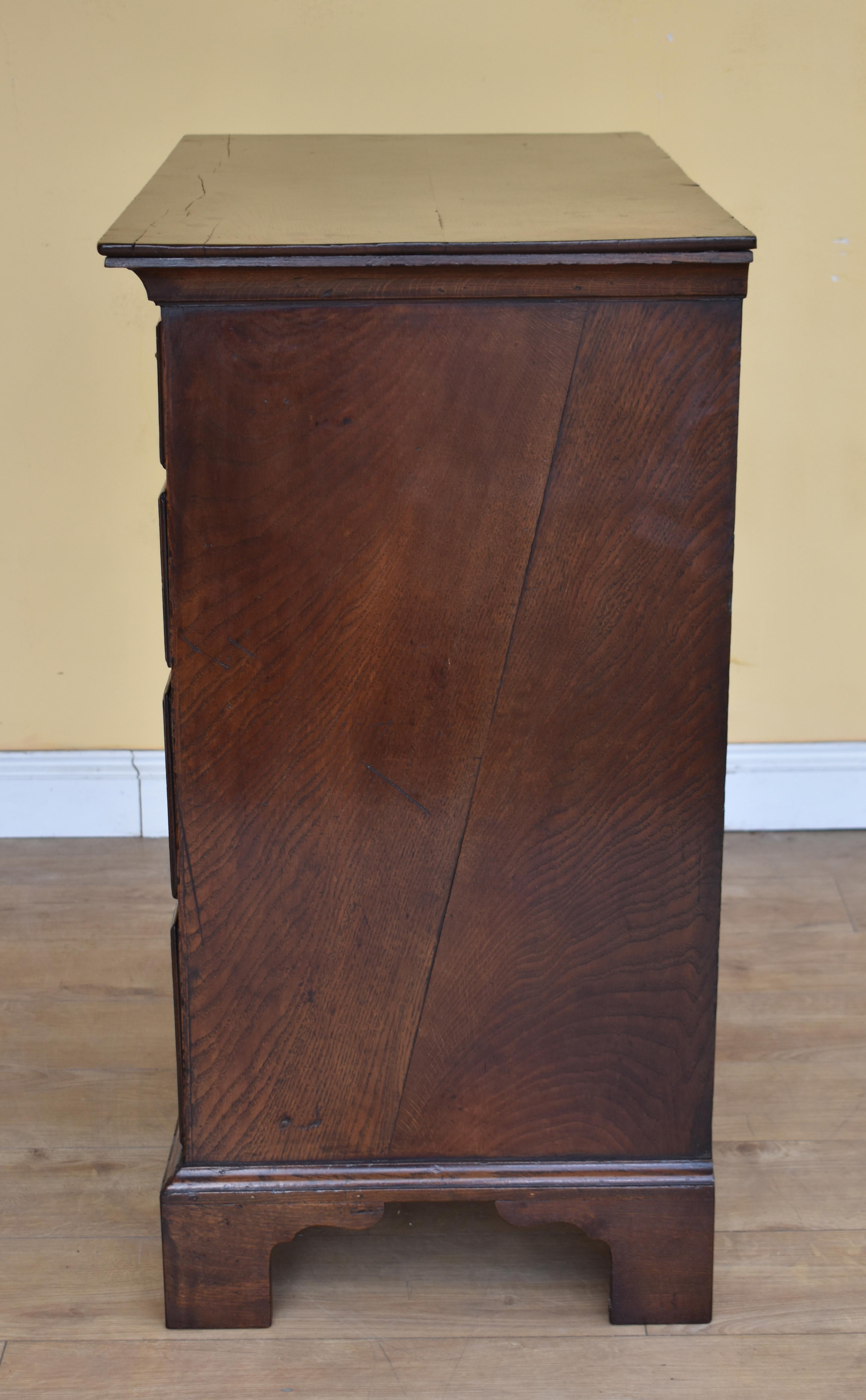 18th Century George III Oak Chest of Drawers In Good Condition For Sale In Chelmsford, Essex