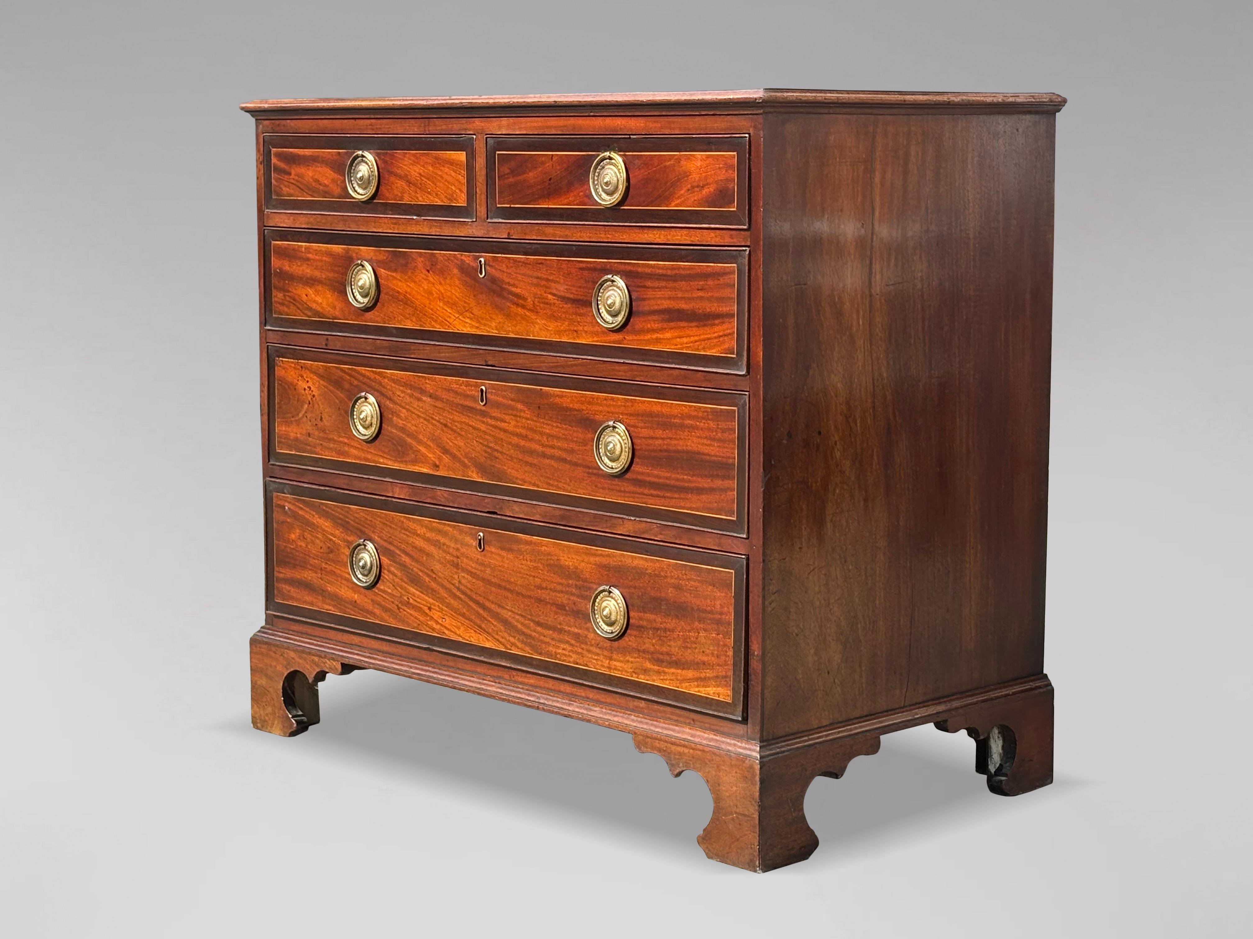 Attraente cassettiera in mogano della fine del XVIII secolo, di epoca Giorgio III. Presenta un piano rettangolare sagomato a fasce incrociate che sovrasta due cassetti corti e tre lunghi graduati a fasce incrociate e intarsiati in legno di raso,