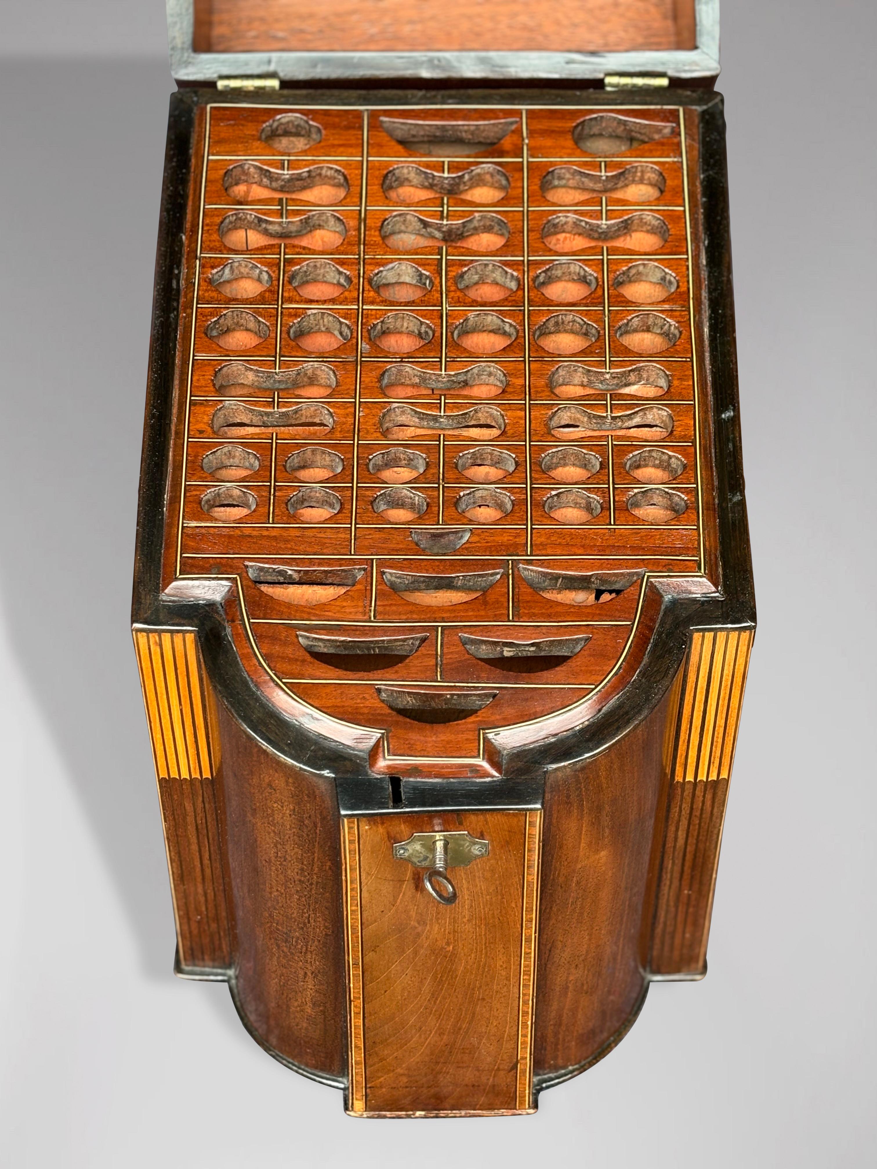 Caja para cuchillos de caoba con incrustaciones de bandas cruzadas del periodo Jorge III del siglo XVIII en Bueno estado para la venta en Petworth,West Sussex, GB
