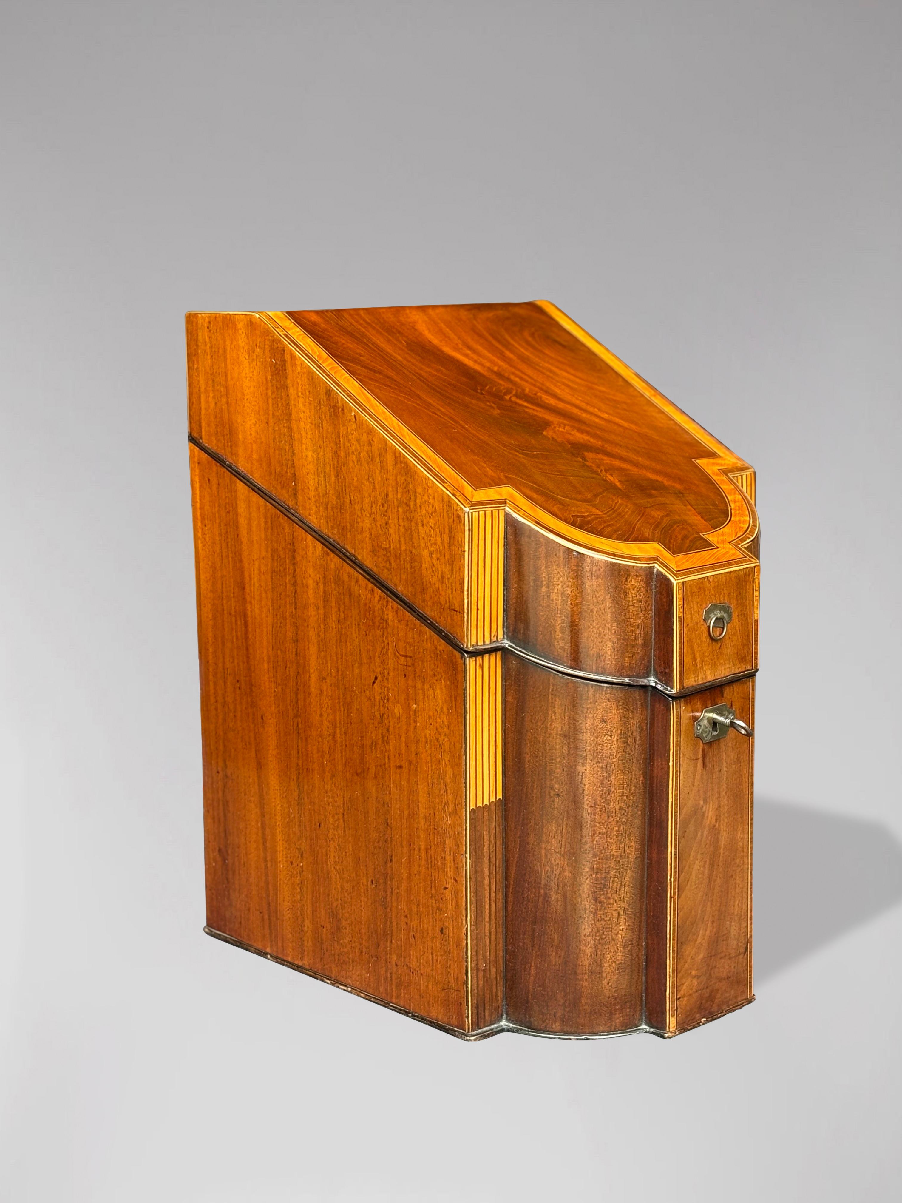 Caja para cuchillos de caoba con incrustaciones de bandas cruzadas del periodo Jorge III del siglo XVIII en venta 2