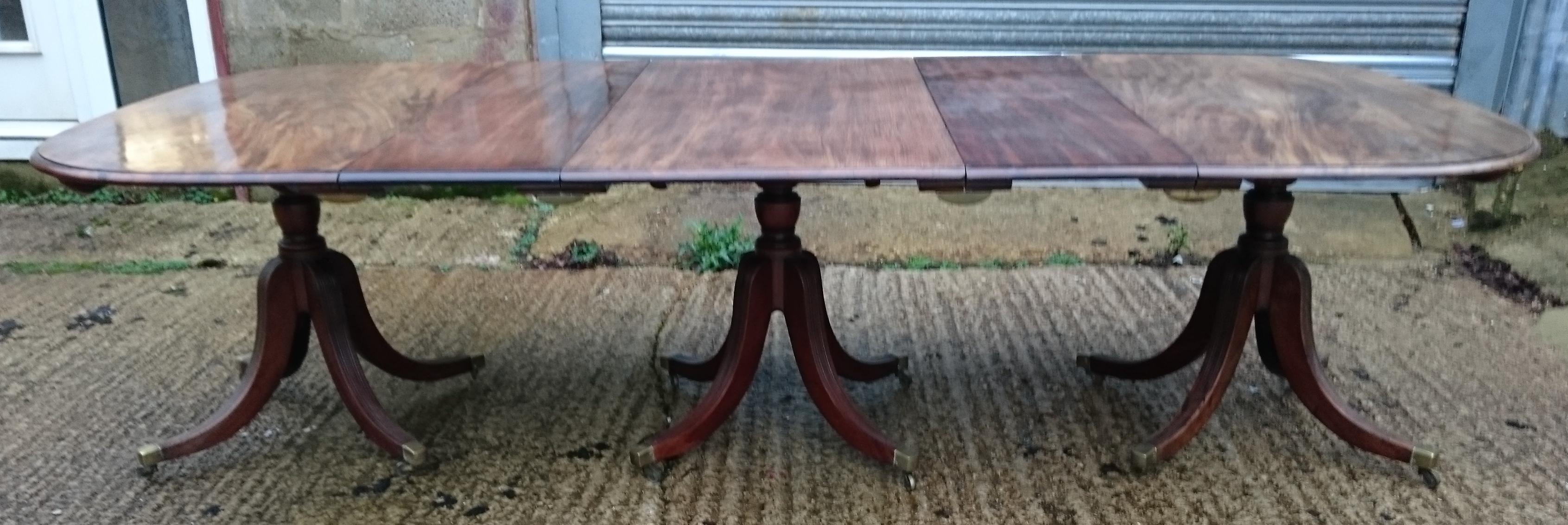 British 18th Century George III Period Mahogany Antique Dining Table For Sale