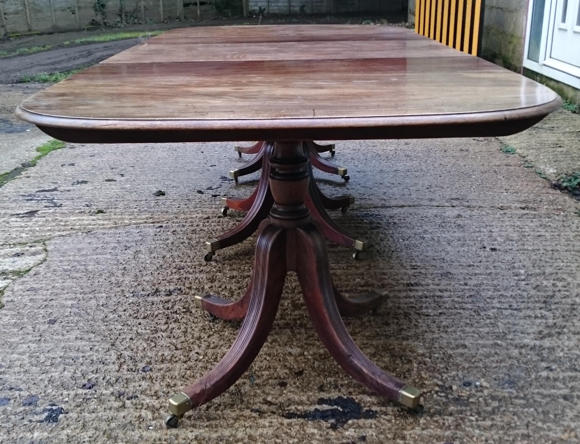 18th Century George III Period Mahogany Antique Dining Table For Sale 4