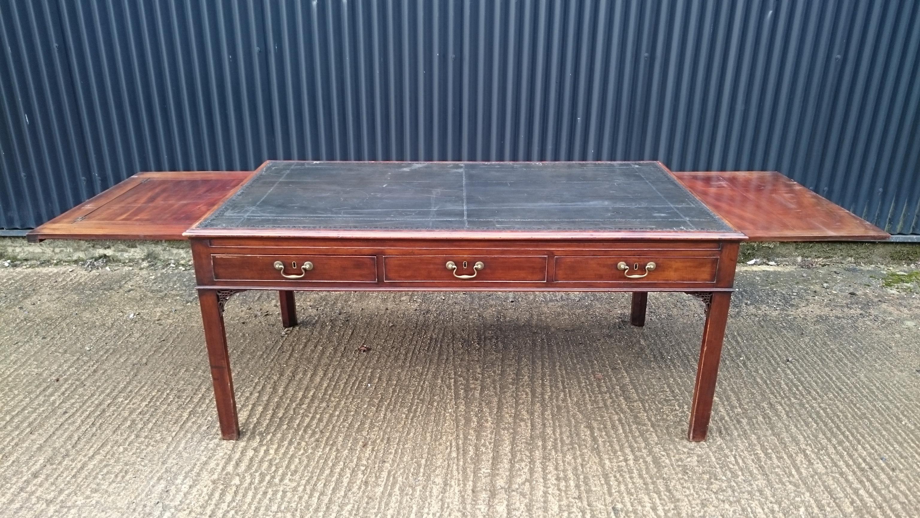 18th century George III period mahogany antique writing table. This is a wonderfully large scale writing table with two large slides, or reading slopes, which extend from each size to make it even larger. This writing table stands on elegant square