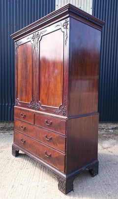 Armoire à linge de maison ancienne d'époque George III du XVIIIe siècle en acajou