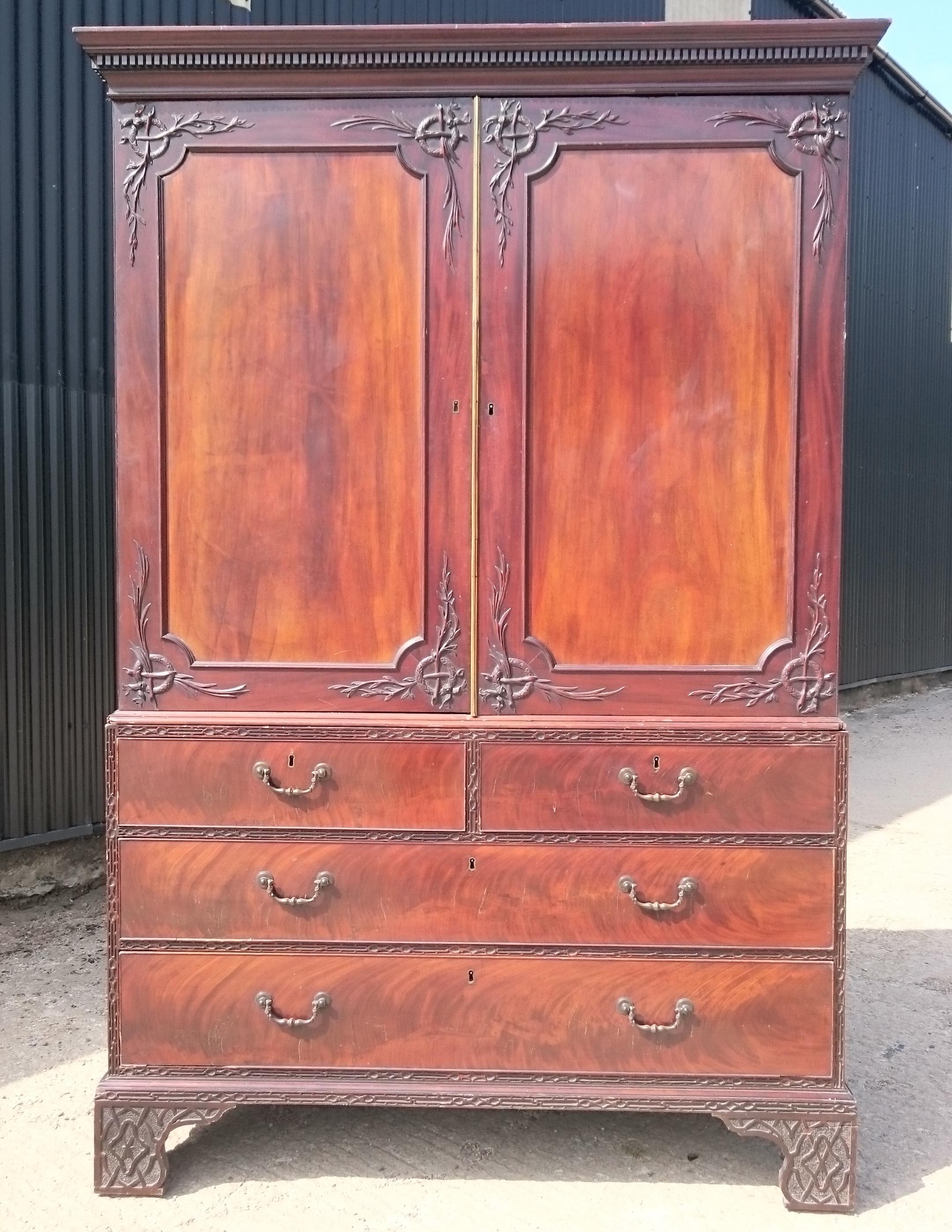 18th Century George III Period Mahogany Antique Linen Press In Good Condition For Sale In Gloucestershire, GB