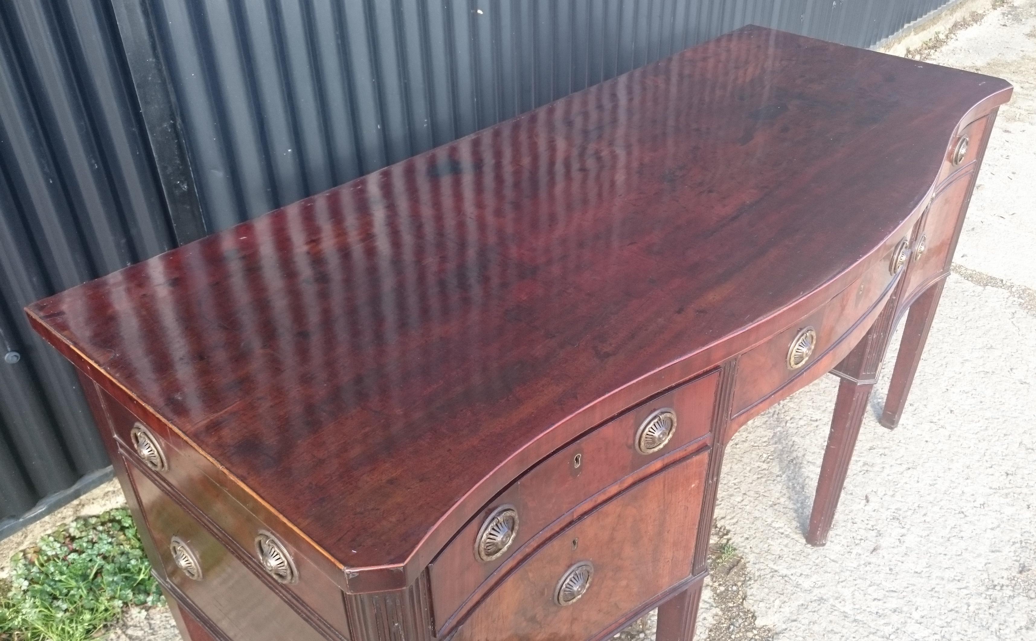 18th Century George III Period Mahogany Antique Serpentine Sideboard In Good Condition For Sale In Gloucestershire, GB