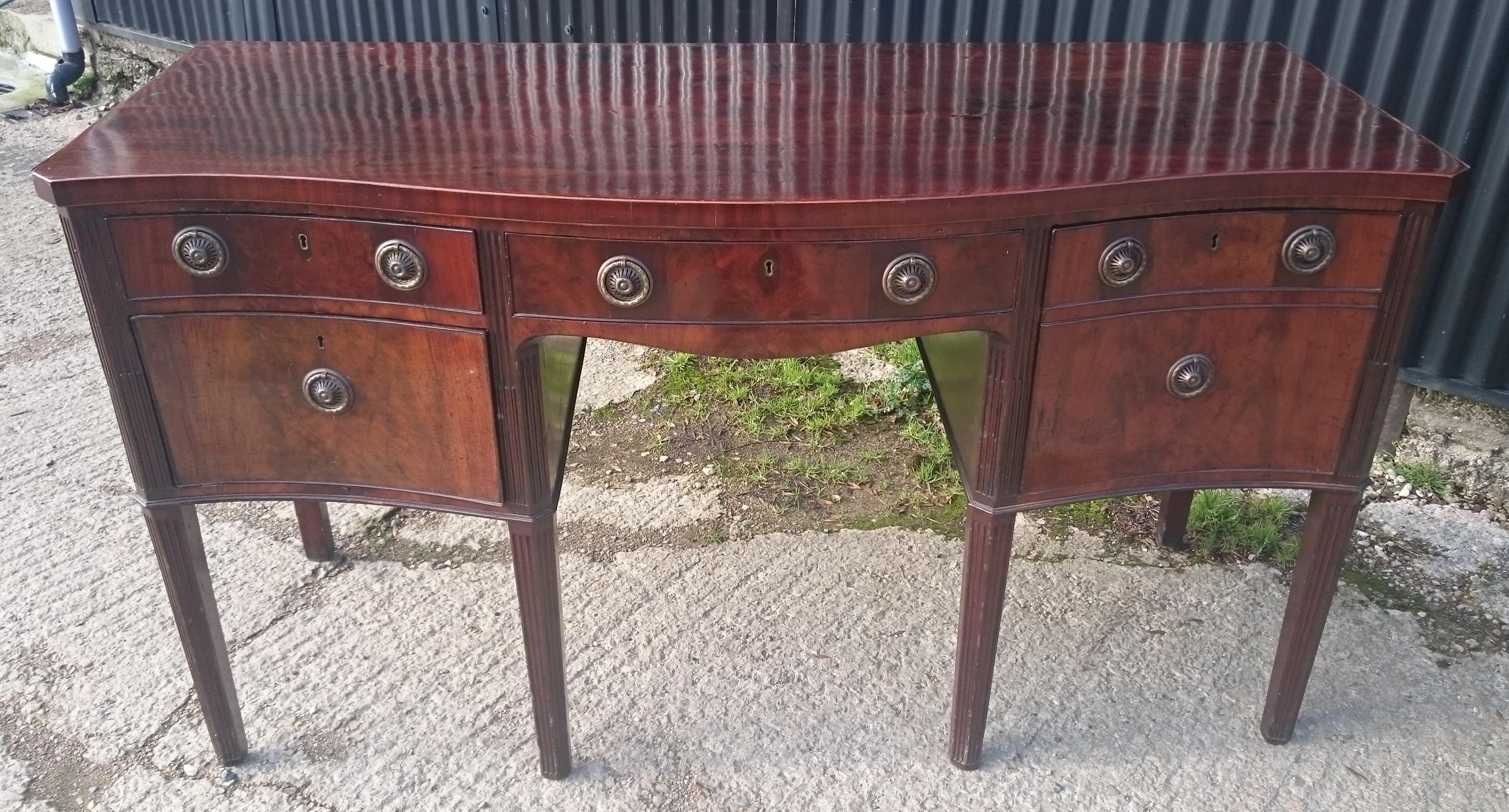 Antikes Serpentinen-Sideboard aus Mahagoni aus der George-III-Periode aus dem 18. Jahrhundert im Angebot 1