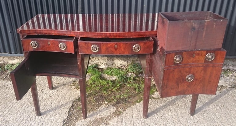 18th Century George III Period Mahogany Antique Serpentine Sideboard For Sale 3