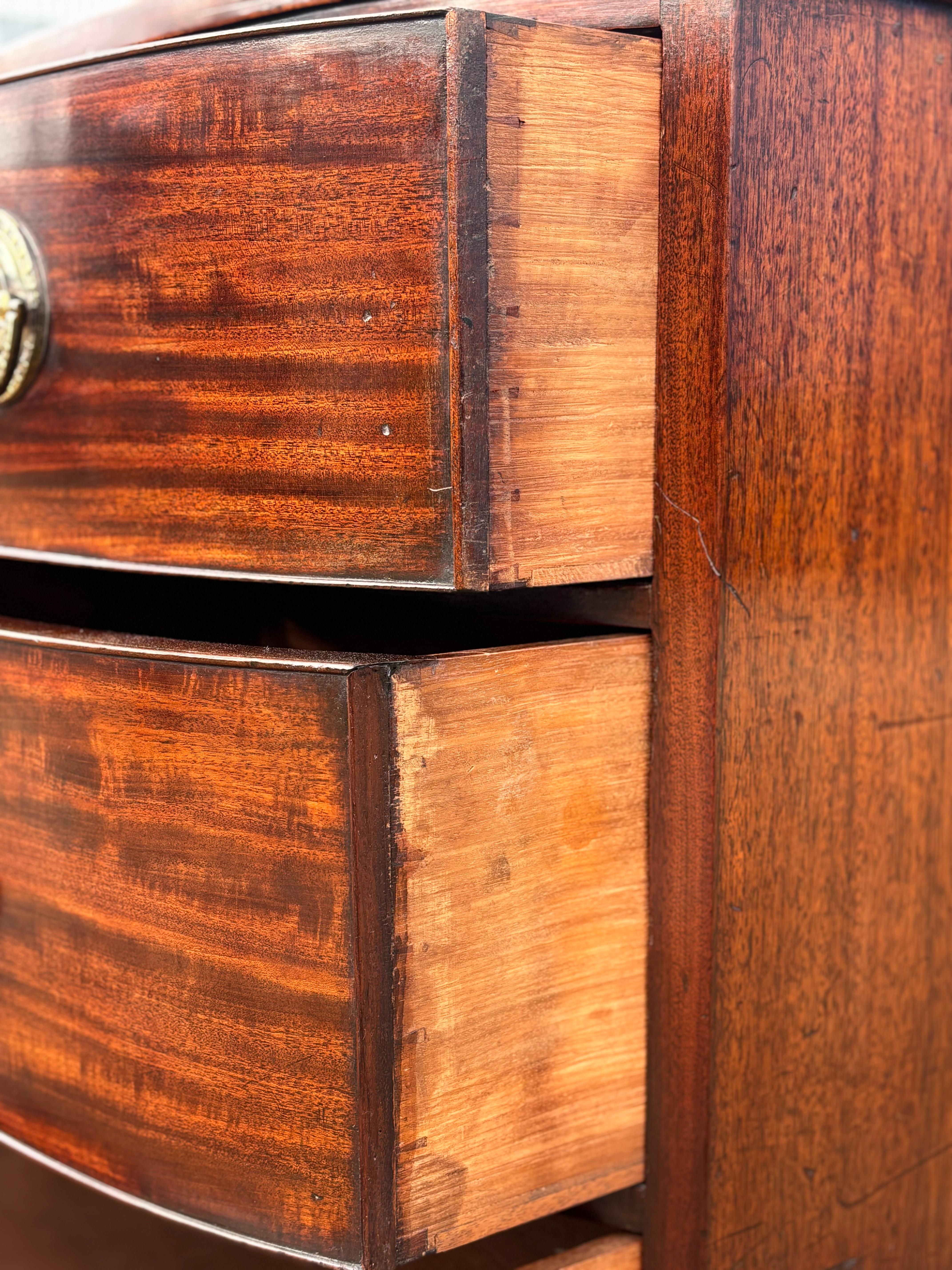 18th Century George III Period Mahogany Bow Fronted Chest of Drawers In Good Condition For Sale In Petworth,West Sussex, GB
