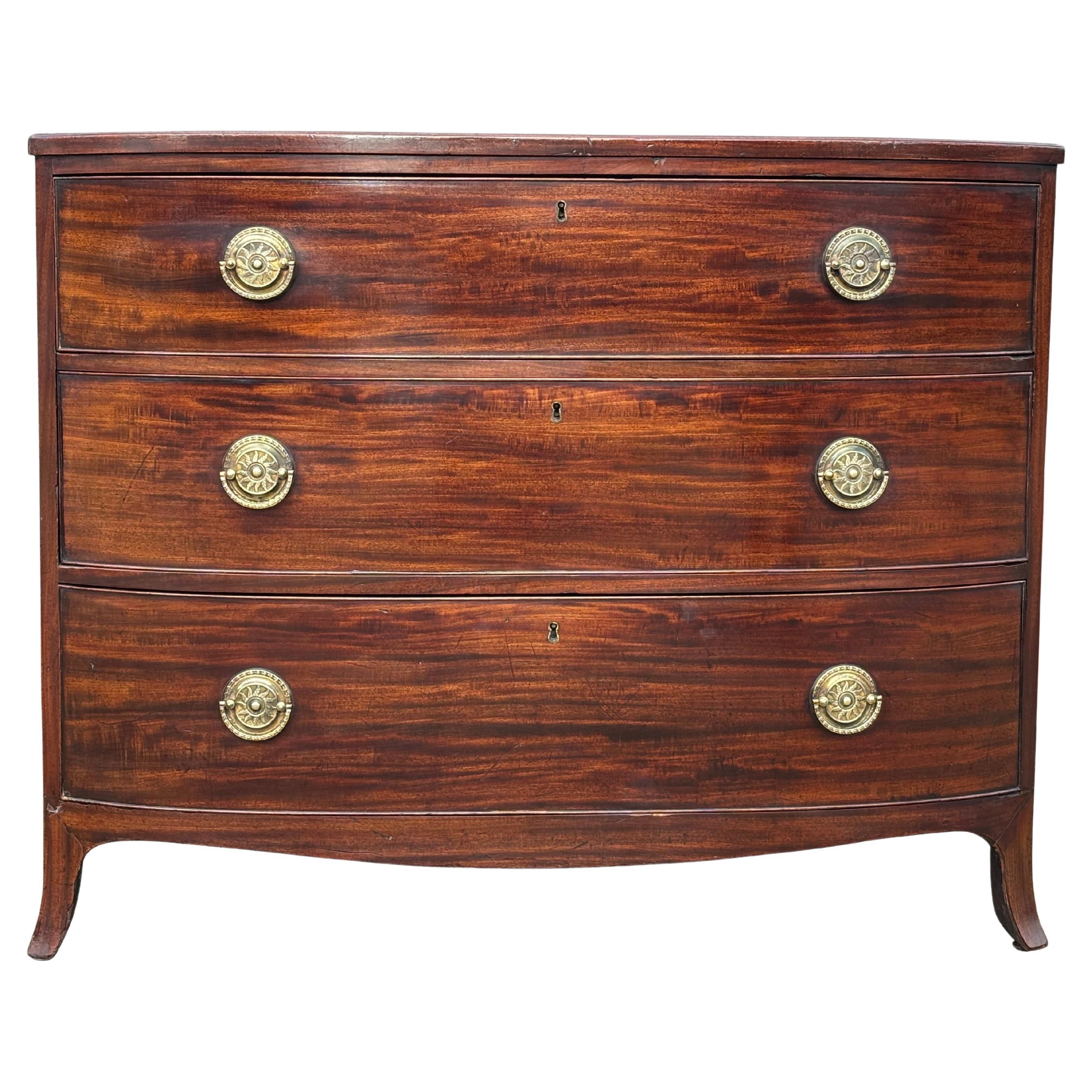 Cómoda de Caoba con Frente de Arco del Periodo Jorge III del Siglo XVIII
