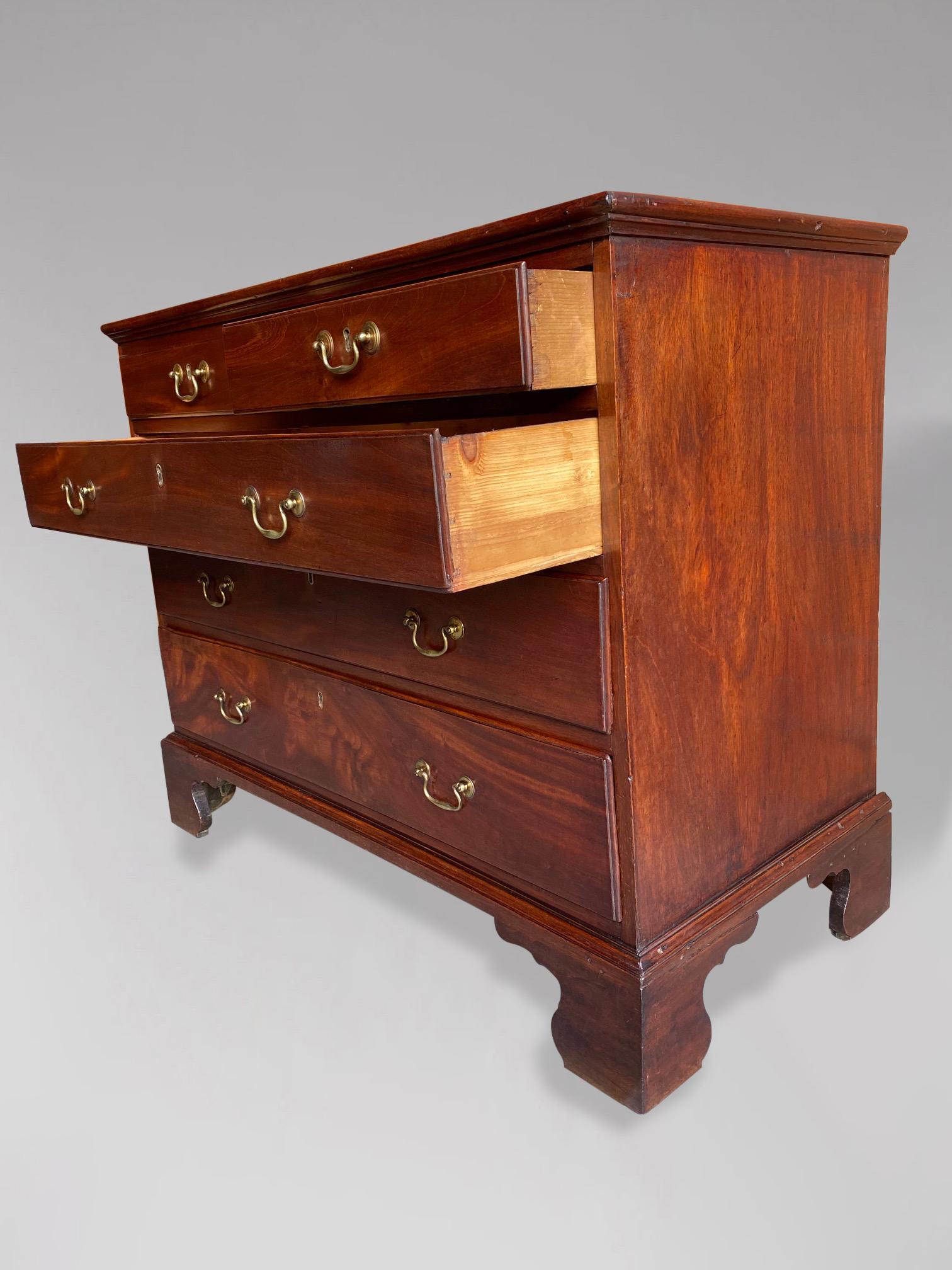 18th Century George III Period Mahogany Chest of Drawers In Good Condition For Sale In Petworth,West Sussex, GB