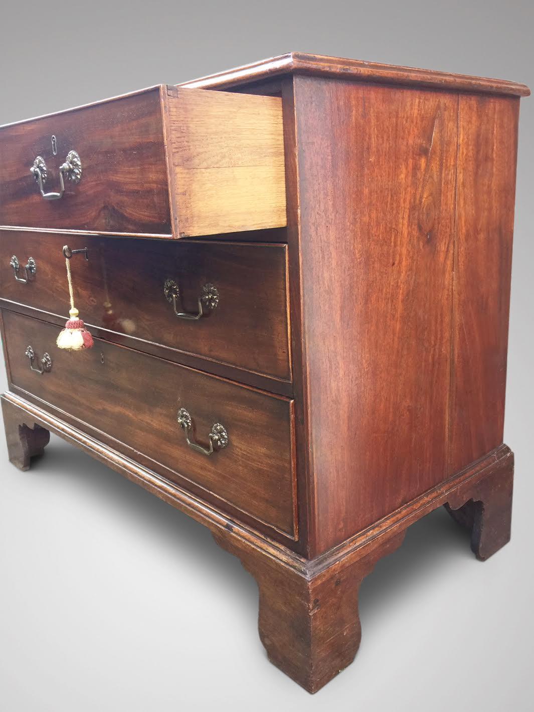 18th Century George III Period Mahogany Chest of Drawers In Good Condition For Sale In Petworth,West Sussex, GB