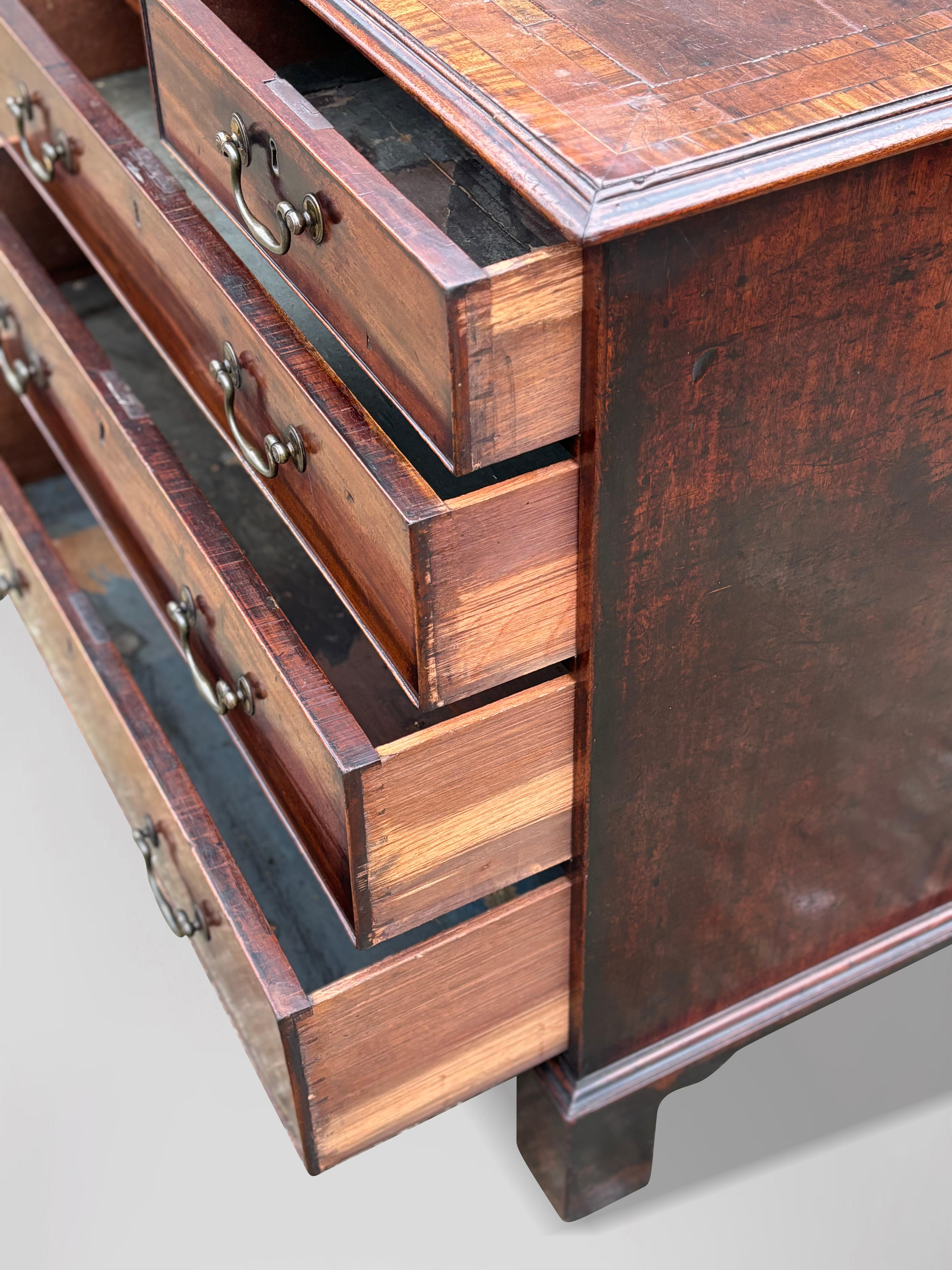 Fino al XVIII secolo Cassettiera in mogano del XVIII secolo, periodo Giorgio III in vendita