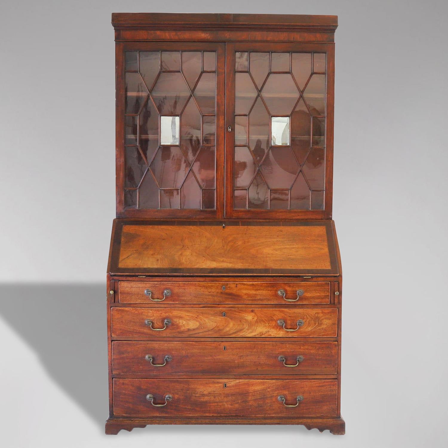 A stunning quality 18th-century George III period mahogany country house bureau bookcase, retaining its original patina and rich colour. This well-proportioned piece features a moulded cornice above a pair of astragal glazed doors with central