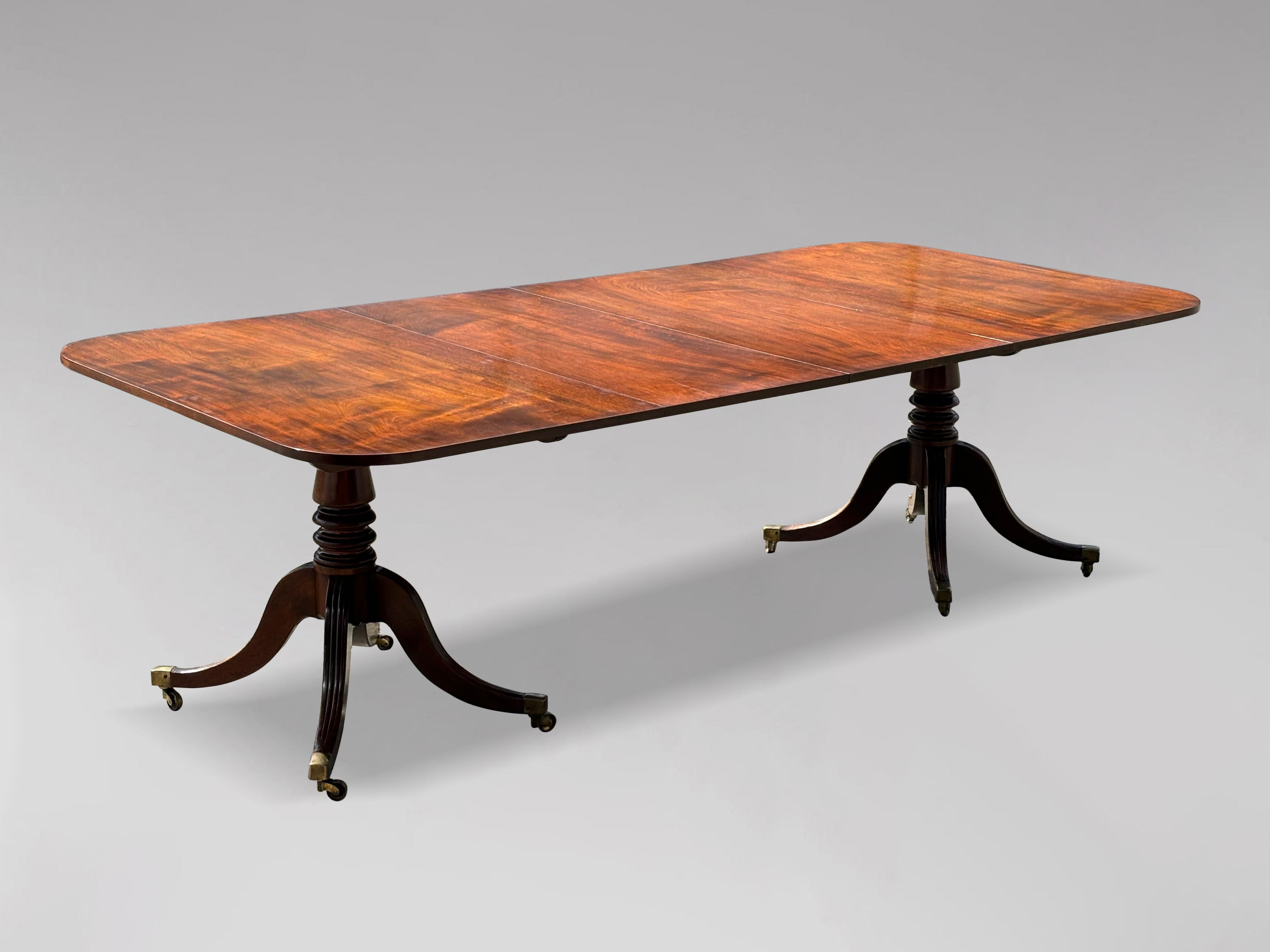 Table de salle à manger à deux pieds en acajou, à plateau rectangulaire solide, de la fin du XVIIIe siècle, d'époque George III. L'acajou cubain massif est d'une qualité et d'une couleur exceptionnelles. Il repose sur une paire de piliers tournés en