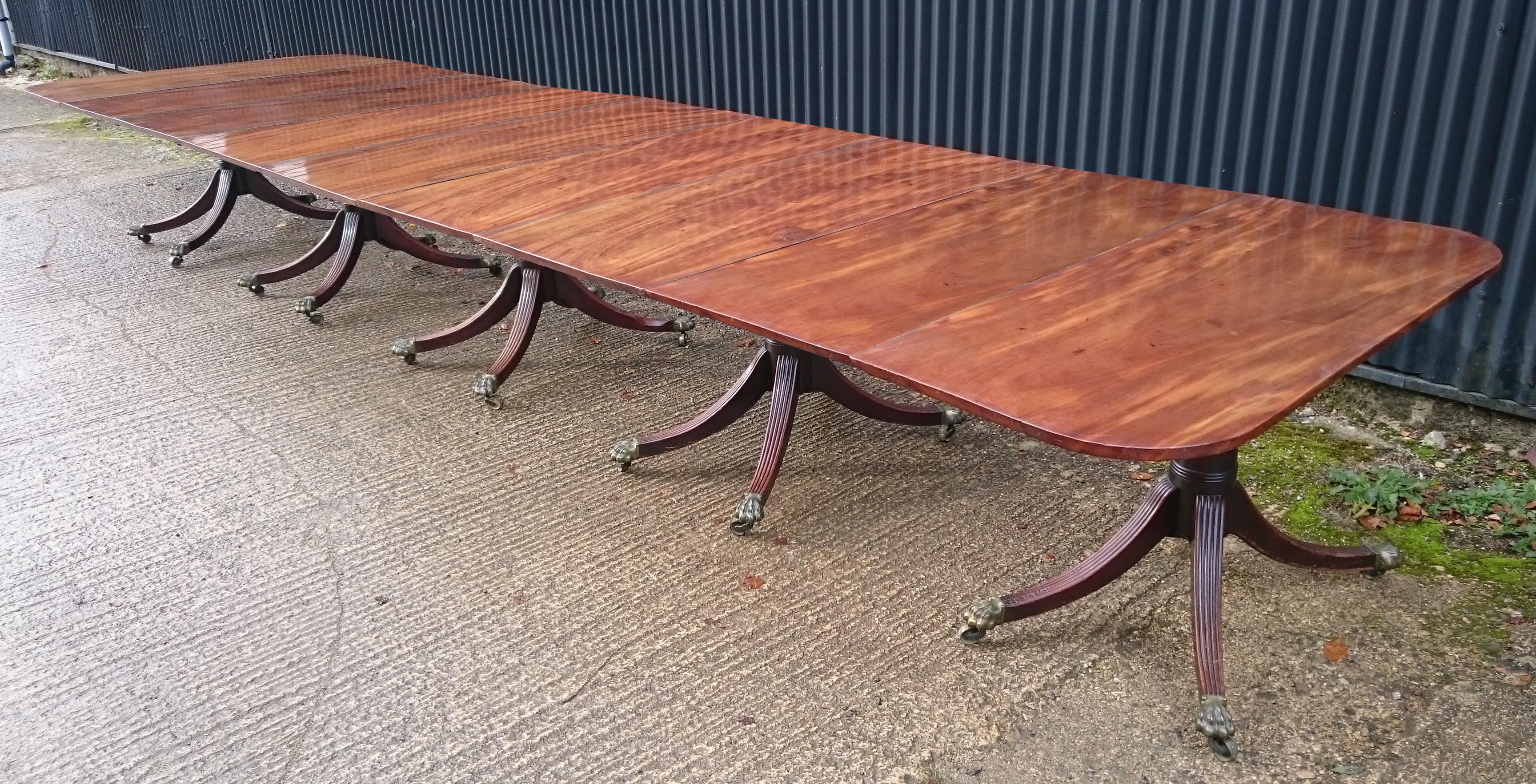 18th century George III period mahogany antique dining table standing on five pedestals, each with four splay base. This is an exceptionally rare table, the quality of which very rarely comes on the market. The timber has a rich and interesting