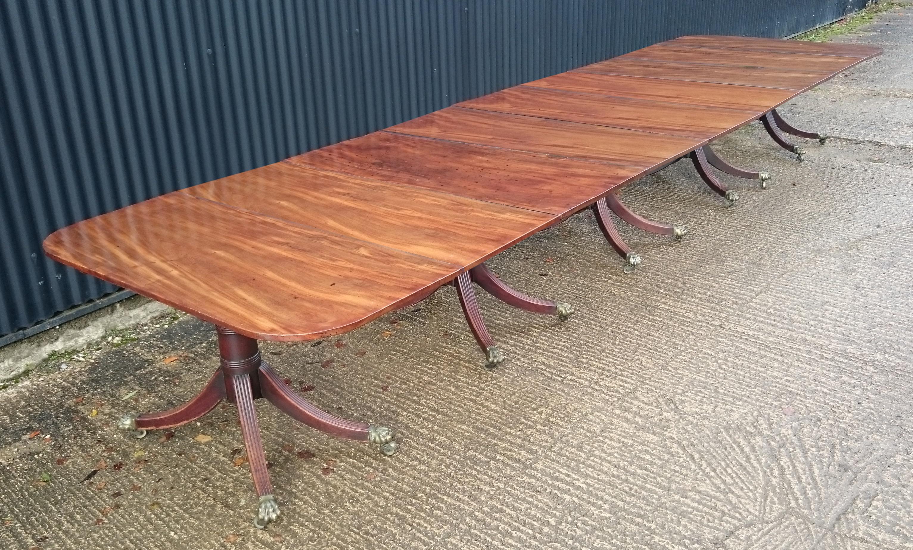 British 18th Century George III Period Mahogany Five Pedestal Dining Table For Sale