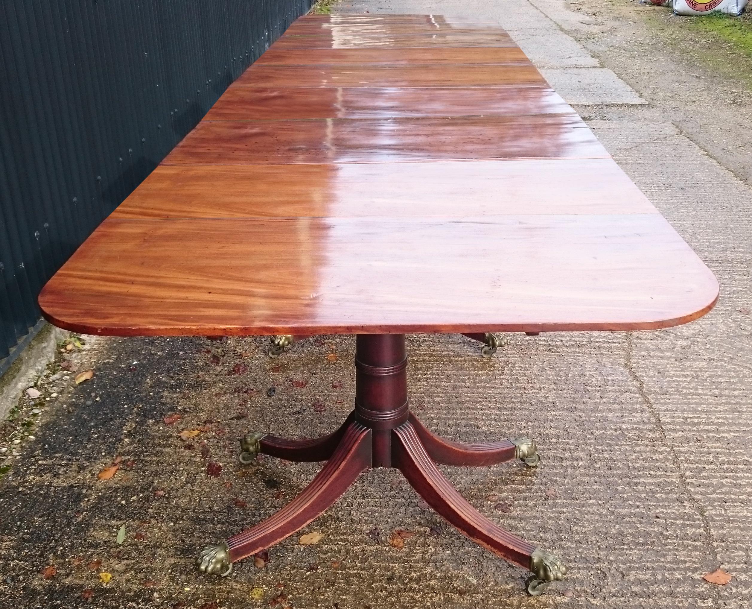 18th Century George III Period Mahogany Five Pedestal Dining Table In Good Condition For Sale In Gloucestershire, GB