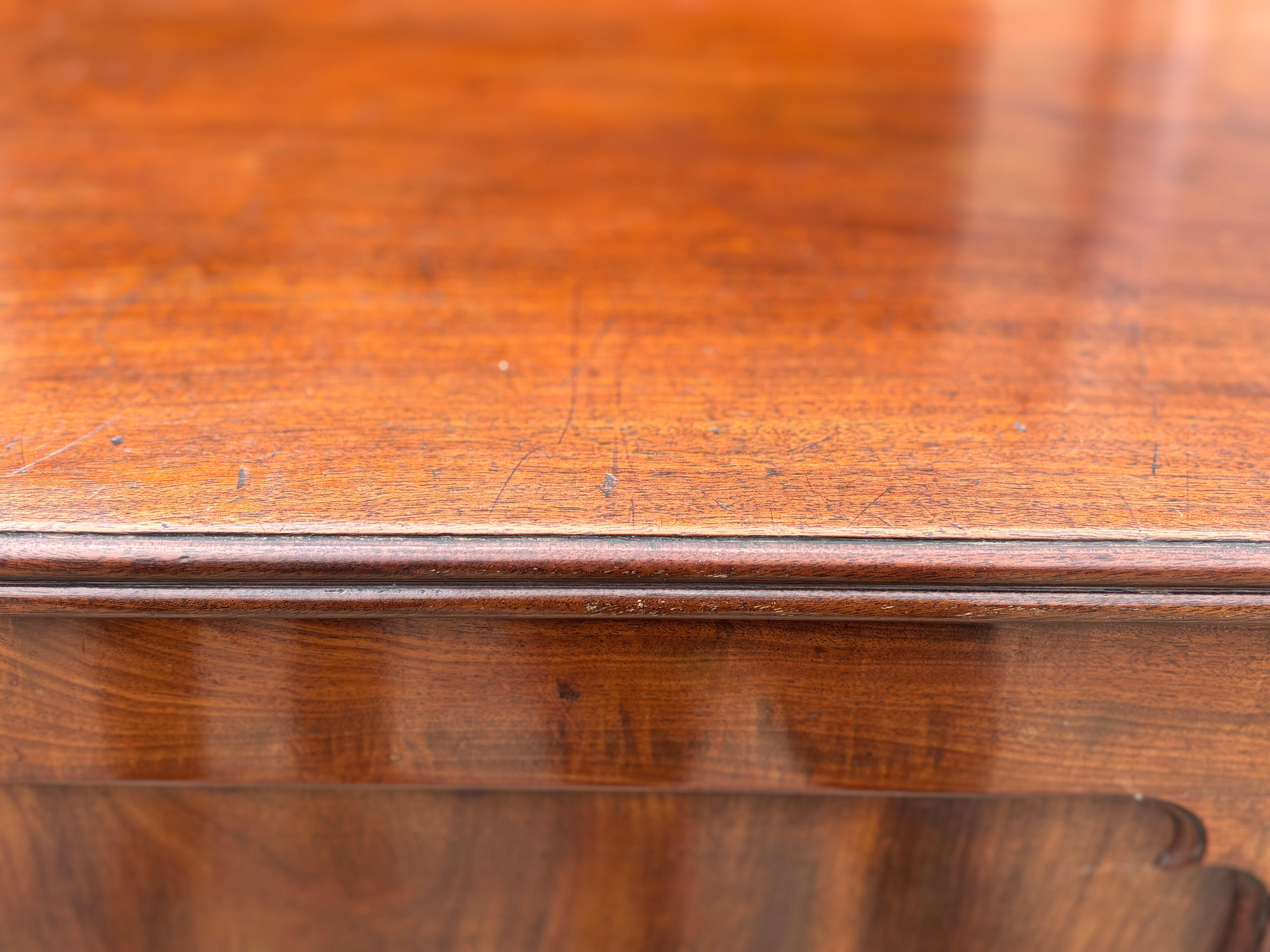 18. Jahrhundert George III Periode Mahagoni Low Gentleman's Press im Angebot 3