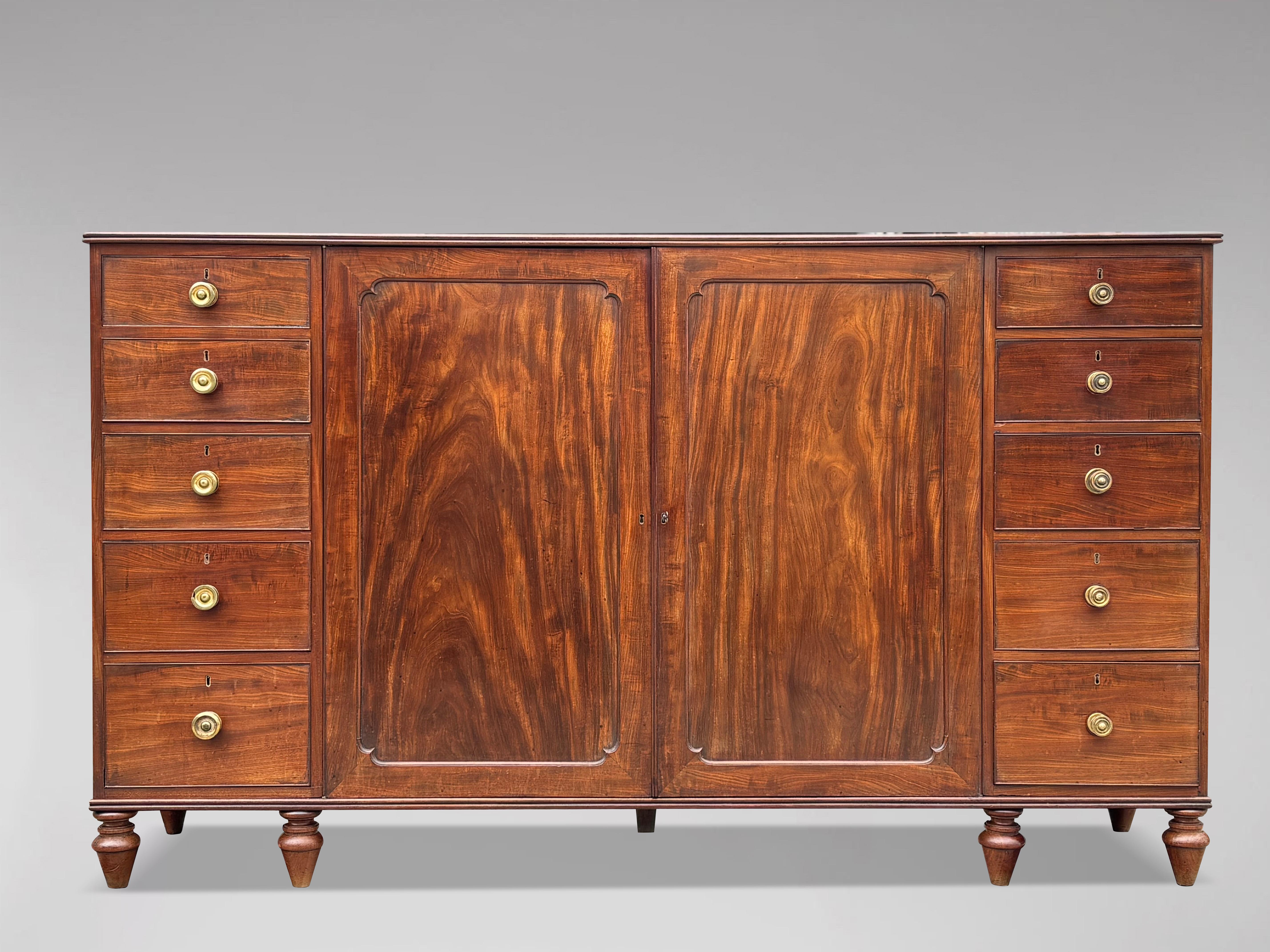 Atemberaubende Qualität 18. Jahrhundert George III Periode Mahagoni Gentleman's Low Press Cupboard

Ein solides, hübsches und nützliches Möbelstück. Eine niedrige Presse aus Mahagoni aus der Zeit von George III, die Gillows zugeschrieben wird. Die