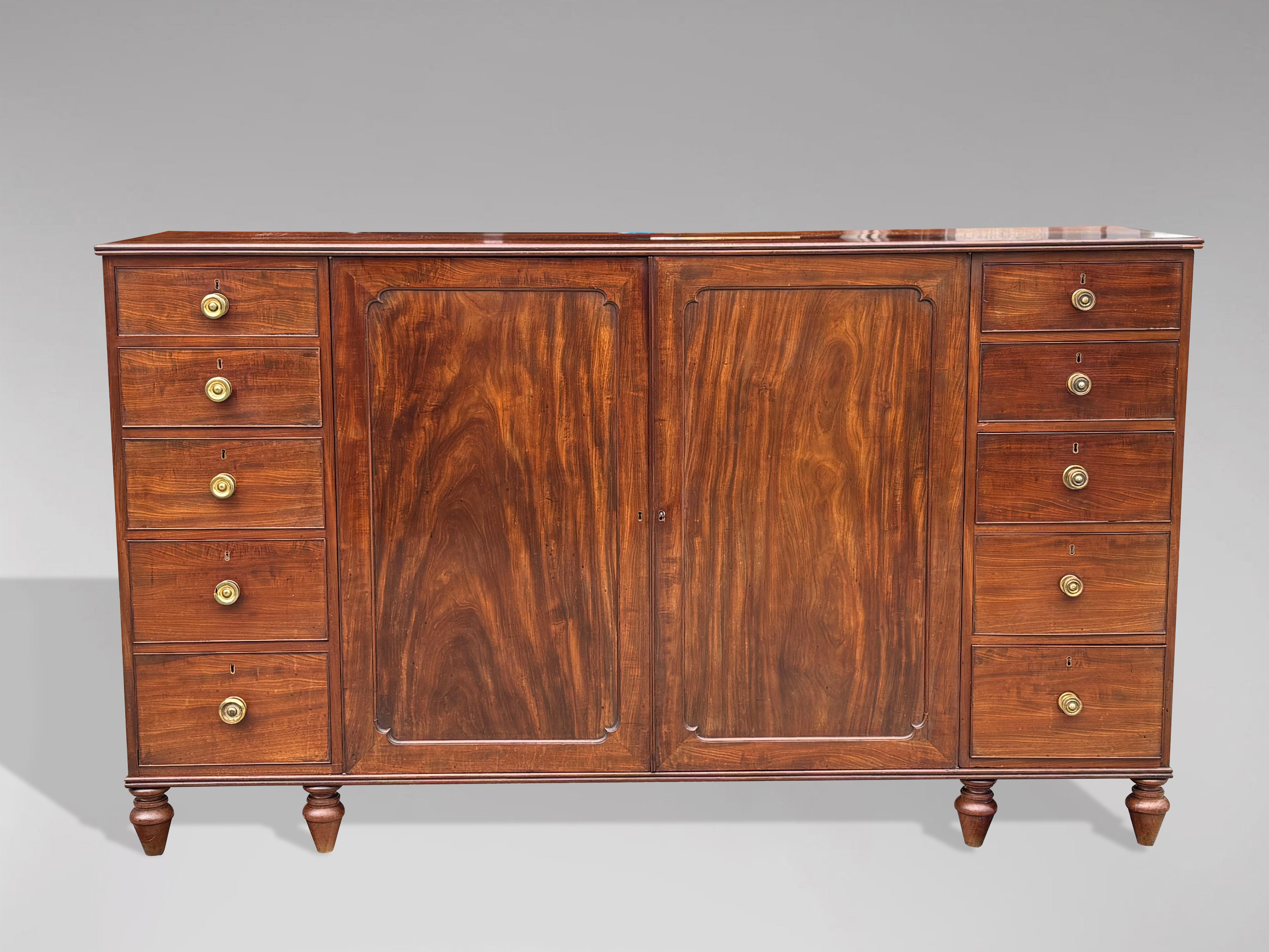 18. Jahrhundert George III Periode Mahagoni Low Gentleman's Press (George III.) im Angebot