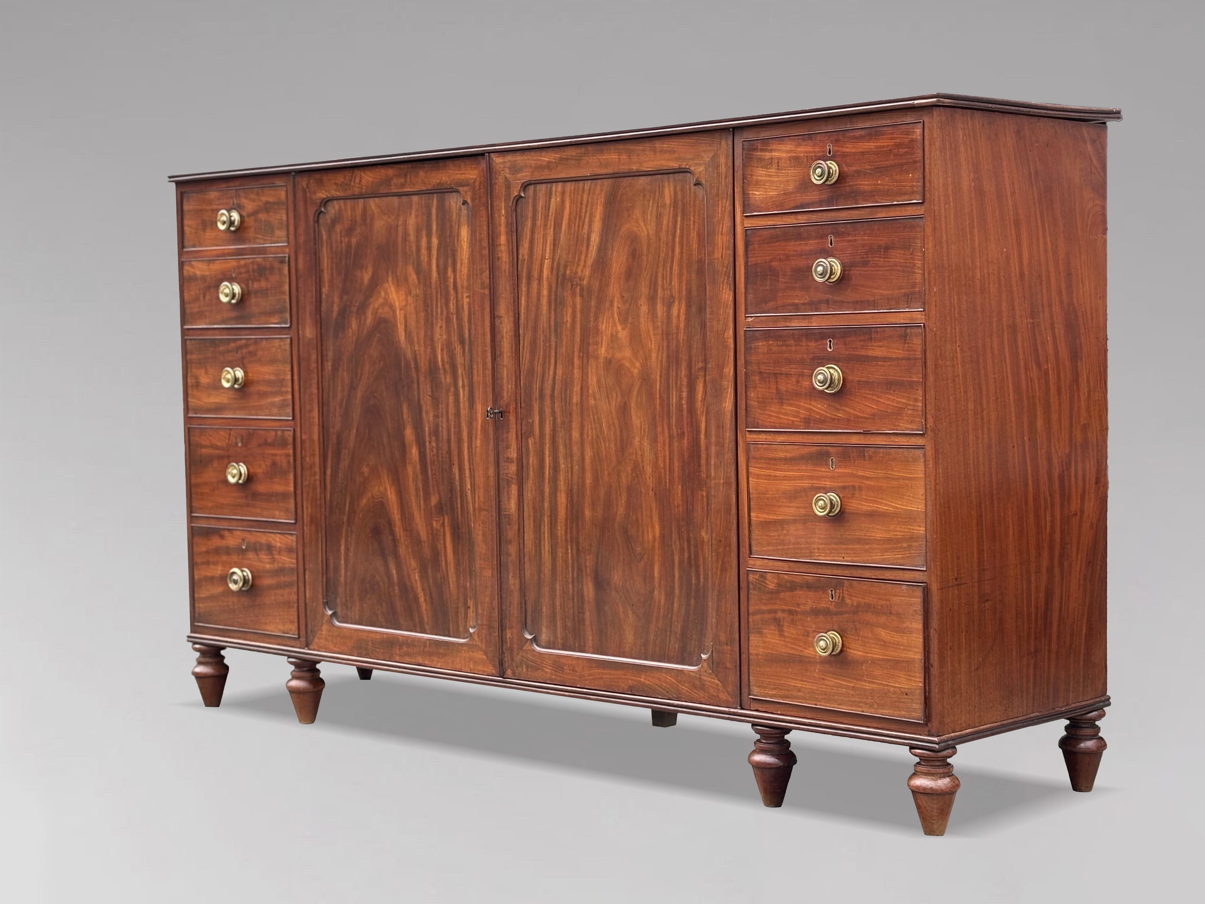 18. Jahrhundert George III Periode Mahagoni Low Gentleman's Press (Britisch) im Angebot