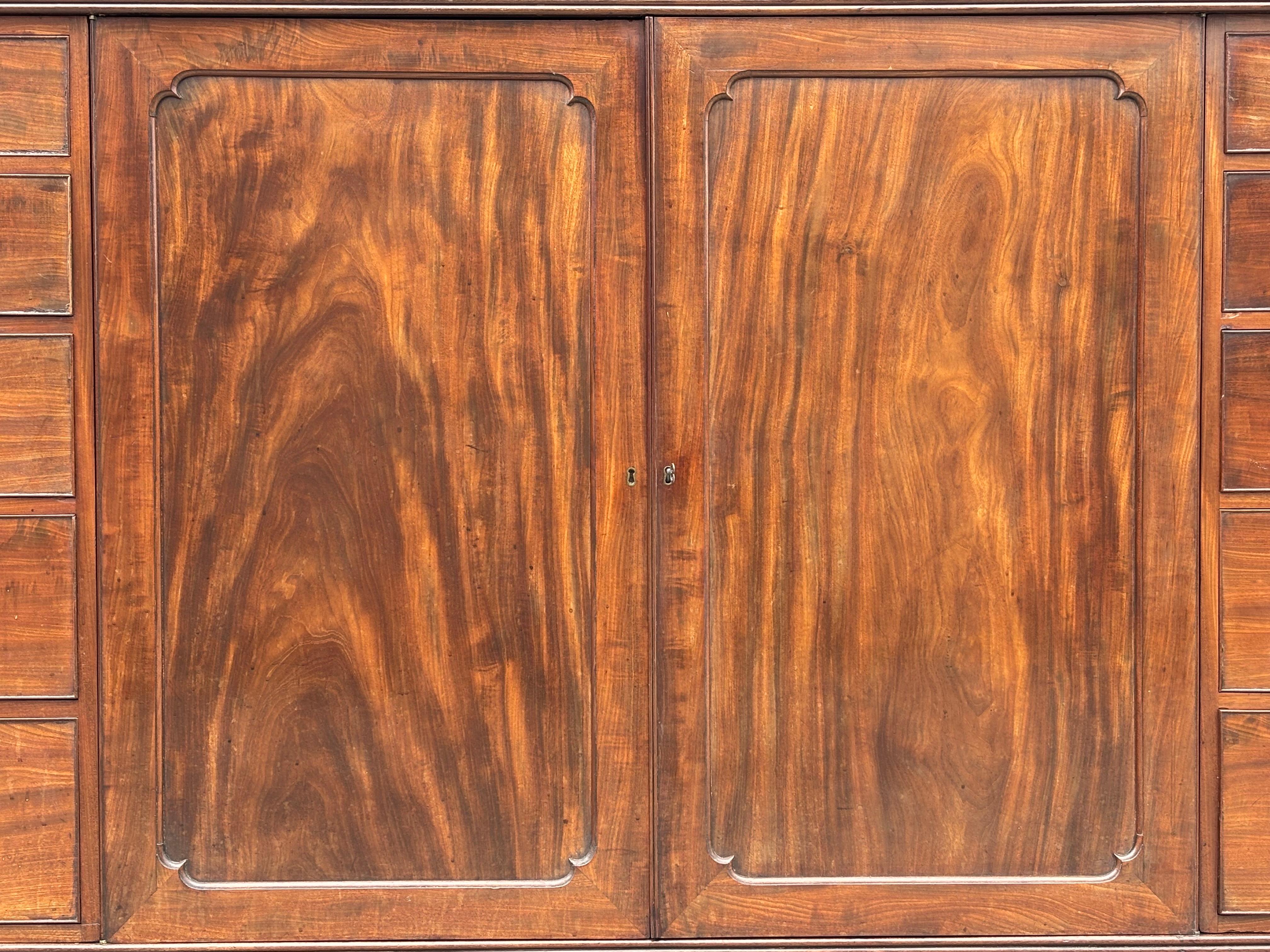 18. Jahrhundert George III Periode Mahagoni Low Gentleman's Press (Poliert) im Angebot