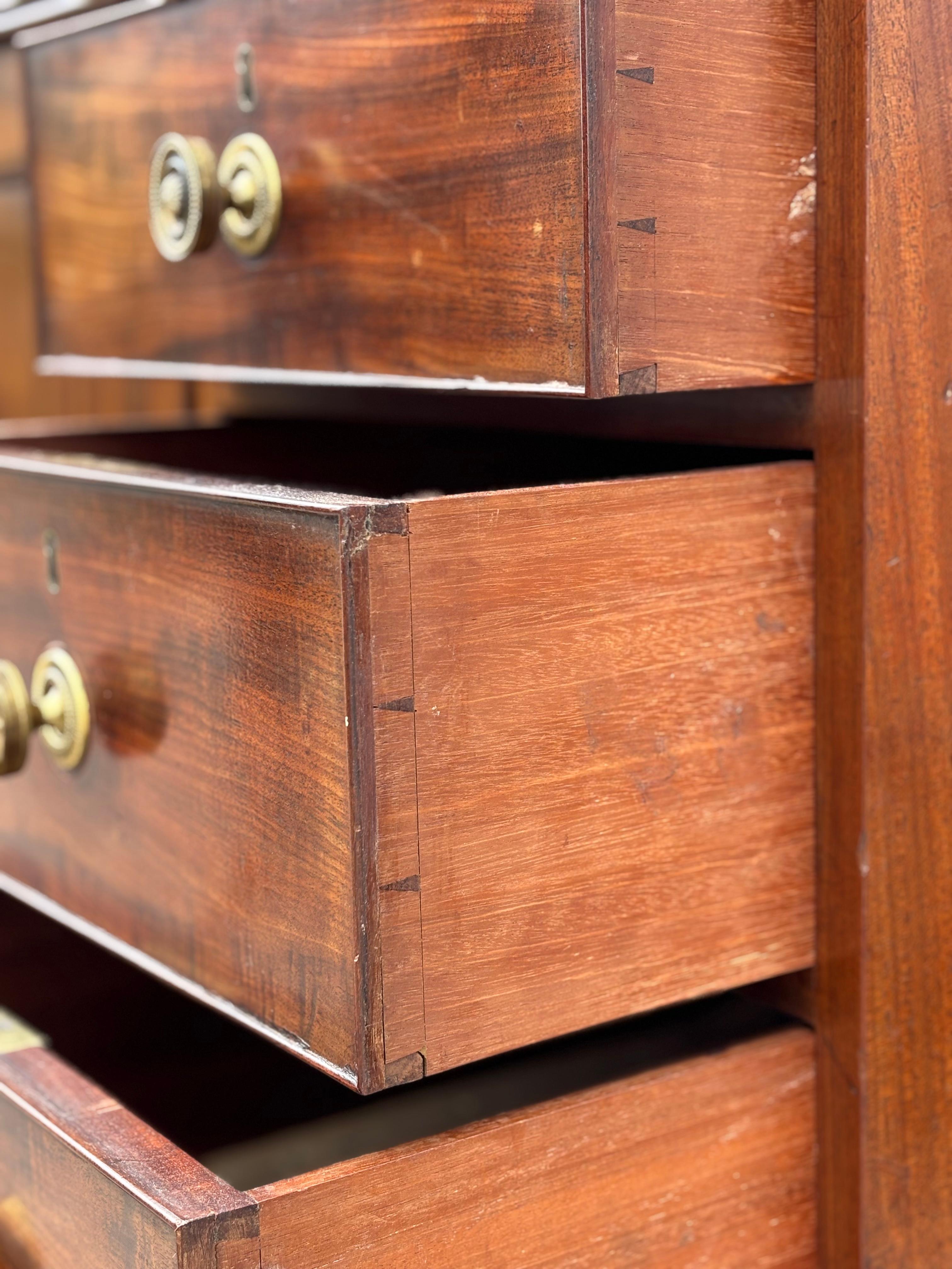 18. Jahrhundert George III Periode Mahagoni Low Gentleman's Press (Messing) im Angebot