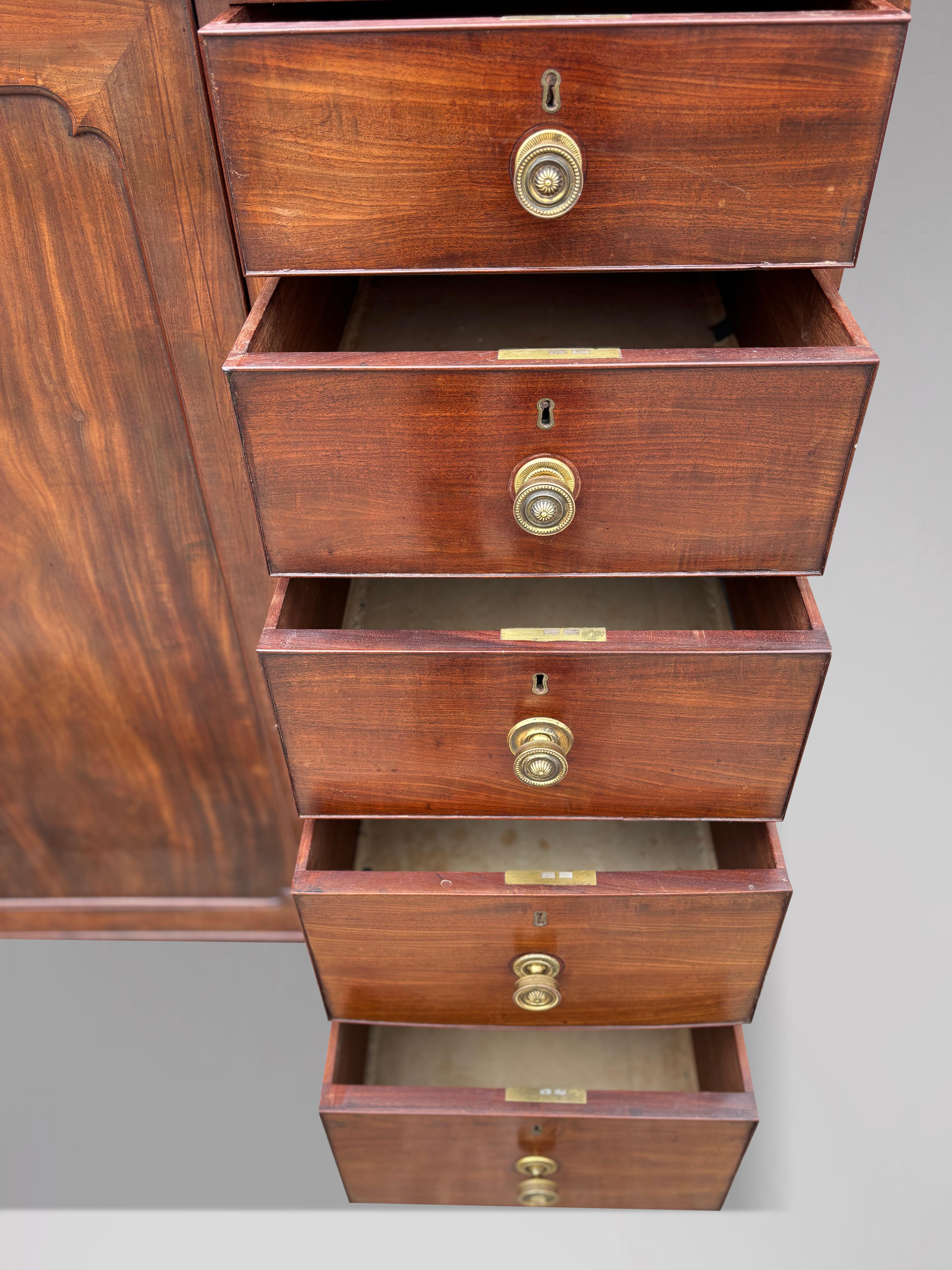 18. Jahrhundert George III Periode Mahagoni Low Gentleman's Press im Angebot 1