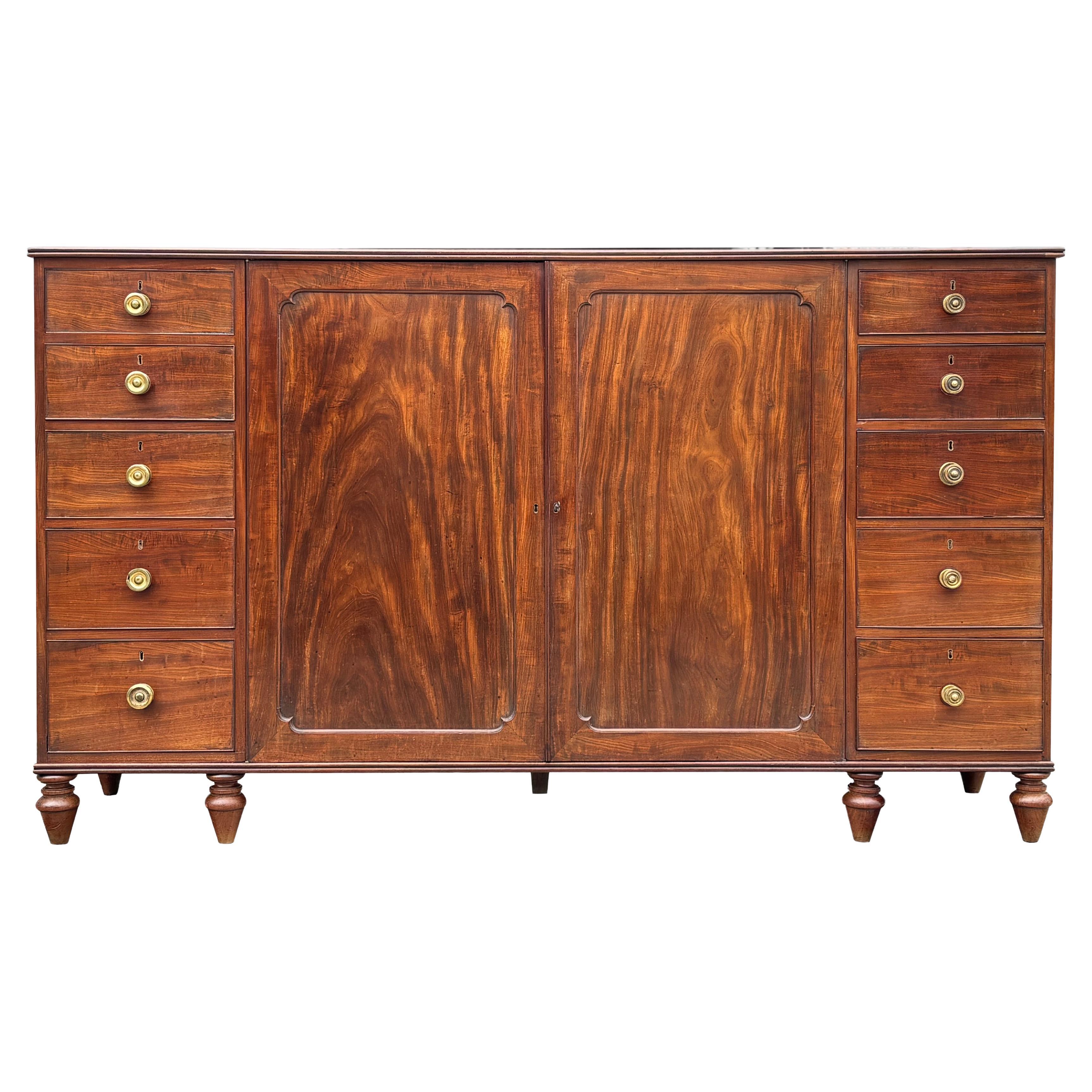 18. Jahrhundert George III Periode Mahagoni Low Gentleman
s Press im Angebot