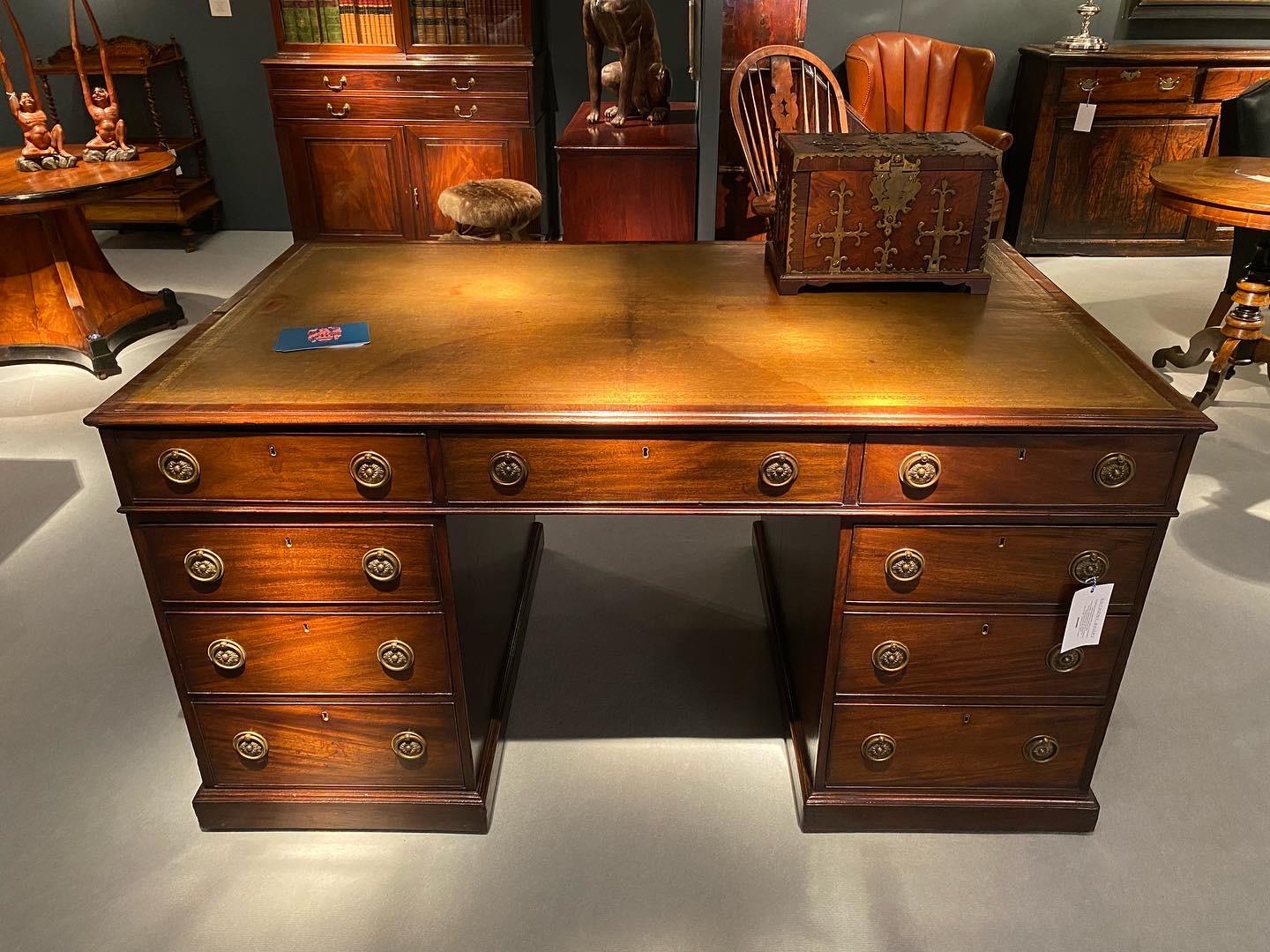 18th Century George III Period Mahogany Partners Desk For Sale 2