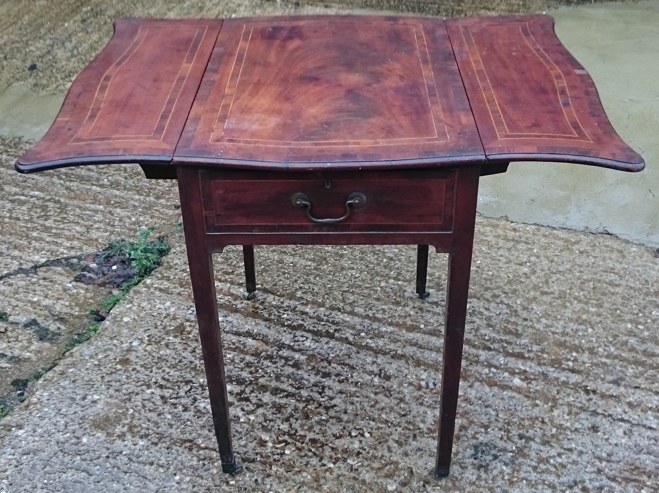18th Century George III Period Mahogany Pembroke Table In Fair Condition For Sale In Gloucestershire, GB