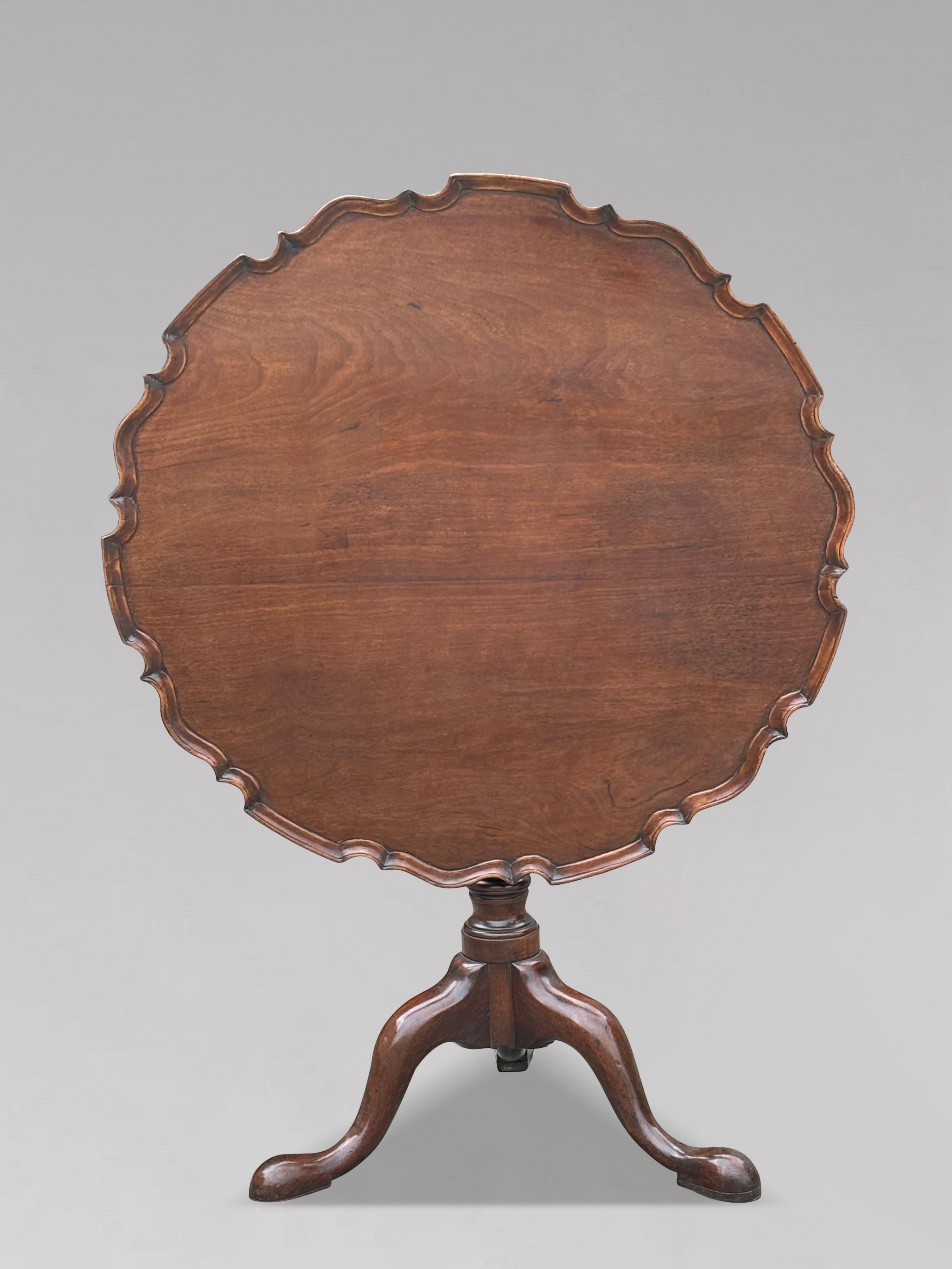 Feines 18. Jahrhundert George III Periode Mahagoni Pie-Crust Edge Tripod Tisch

Ein sehr schöner Mahagoni-Dreibeintisch aus dem 18. Jahrhundert aus der Zeit von George III. Dieser Tisch besteht aus einer massiven, gut gemaserten Mahagoni-Kippplatte