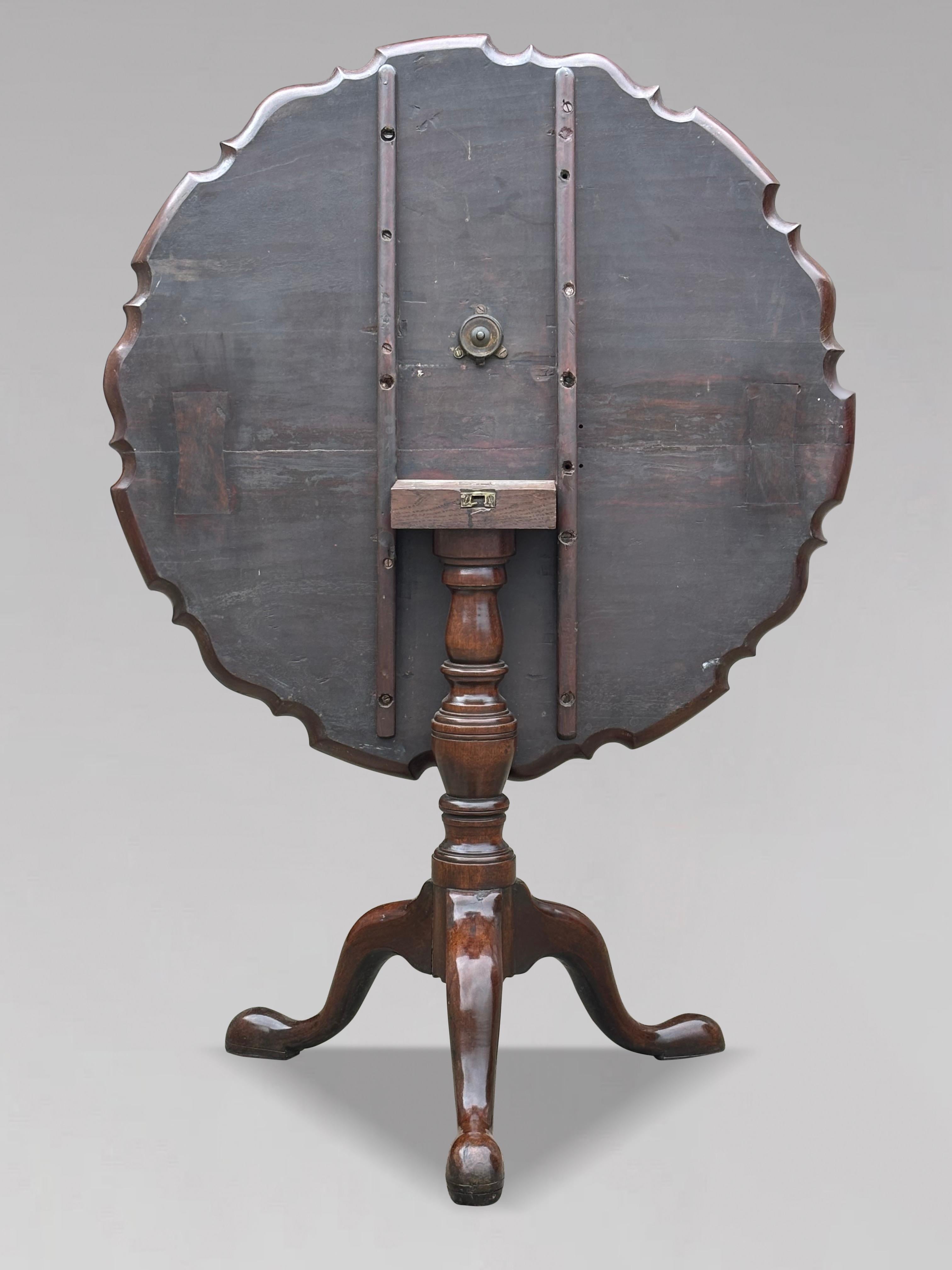 18. Jahrhundert George III Periode Mahagoni Pie-Crust Edge Tripod Tisch (George III.) im Angebot