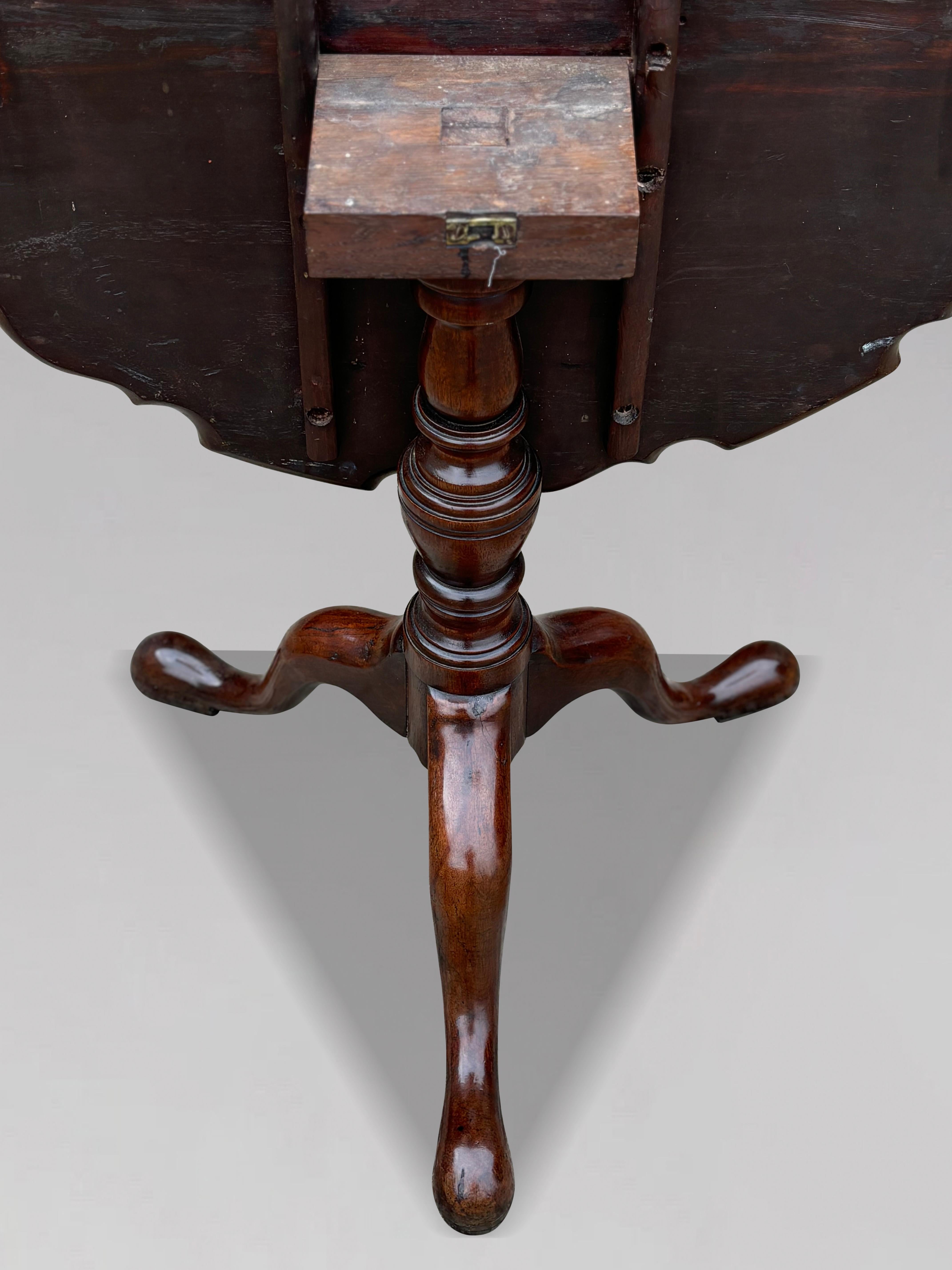 18. Jahrhundert George III Periode Mahagoni Pie-Crust Edge Tripod Tisch (Britisch) im Angebot
