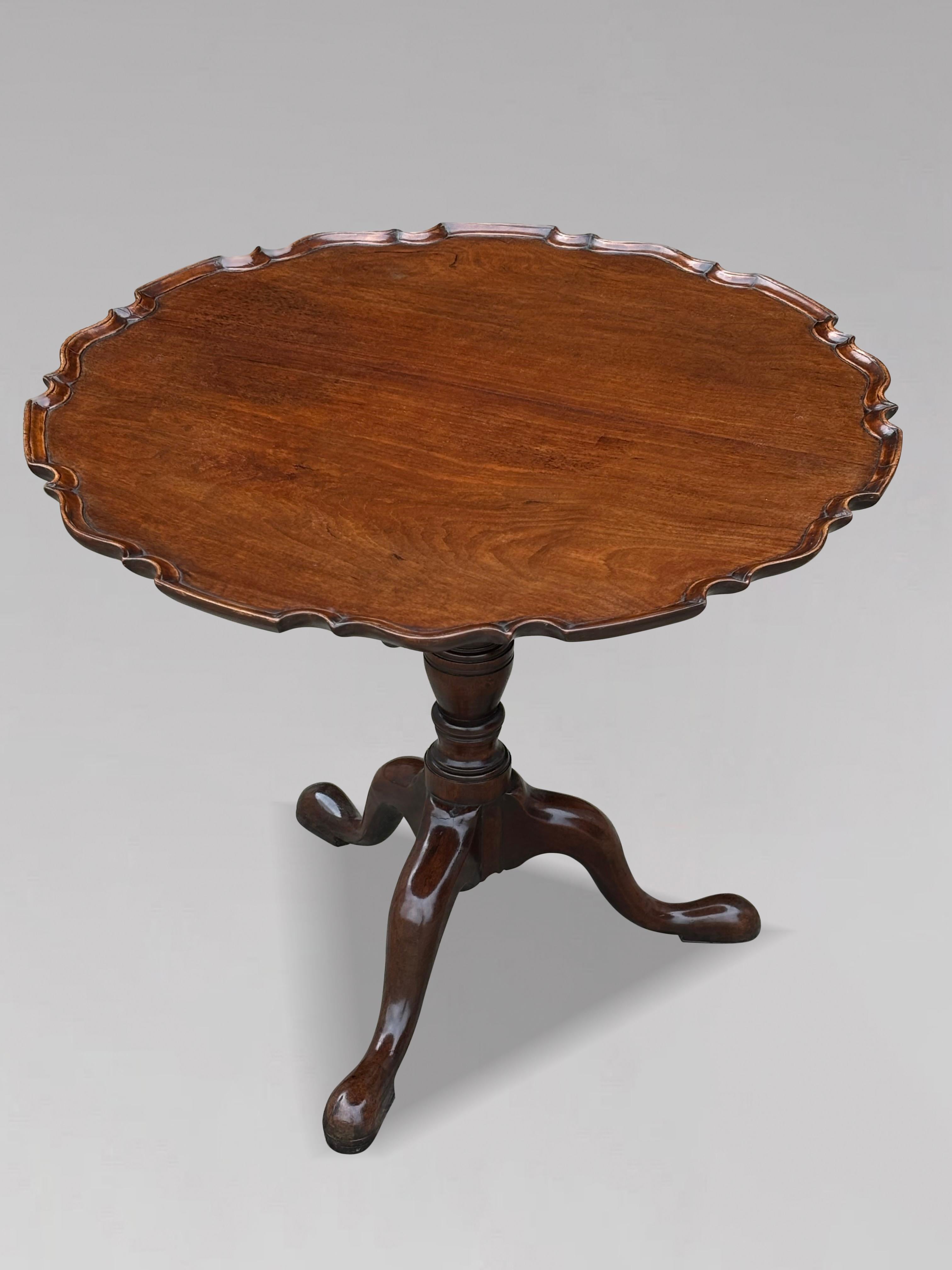 18. Jahrhundert George III Periode Mahagoni Pie-Crust Edge Tripod Tisch (18. Jahrhundert und früher) im Angebot