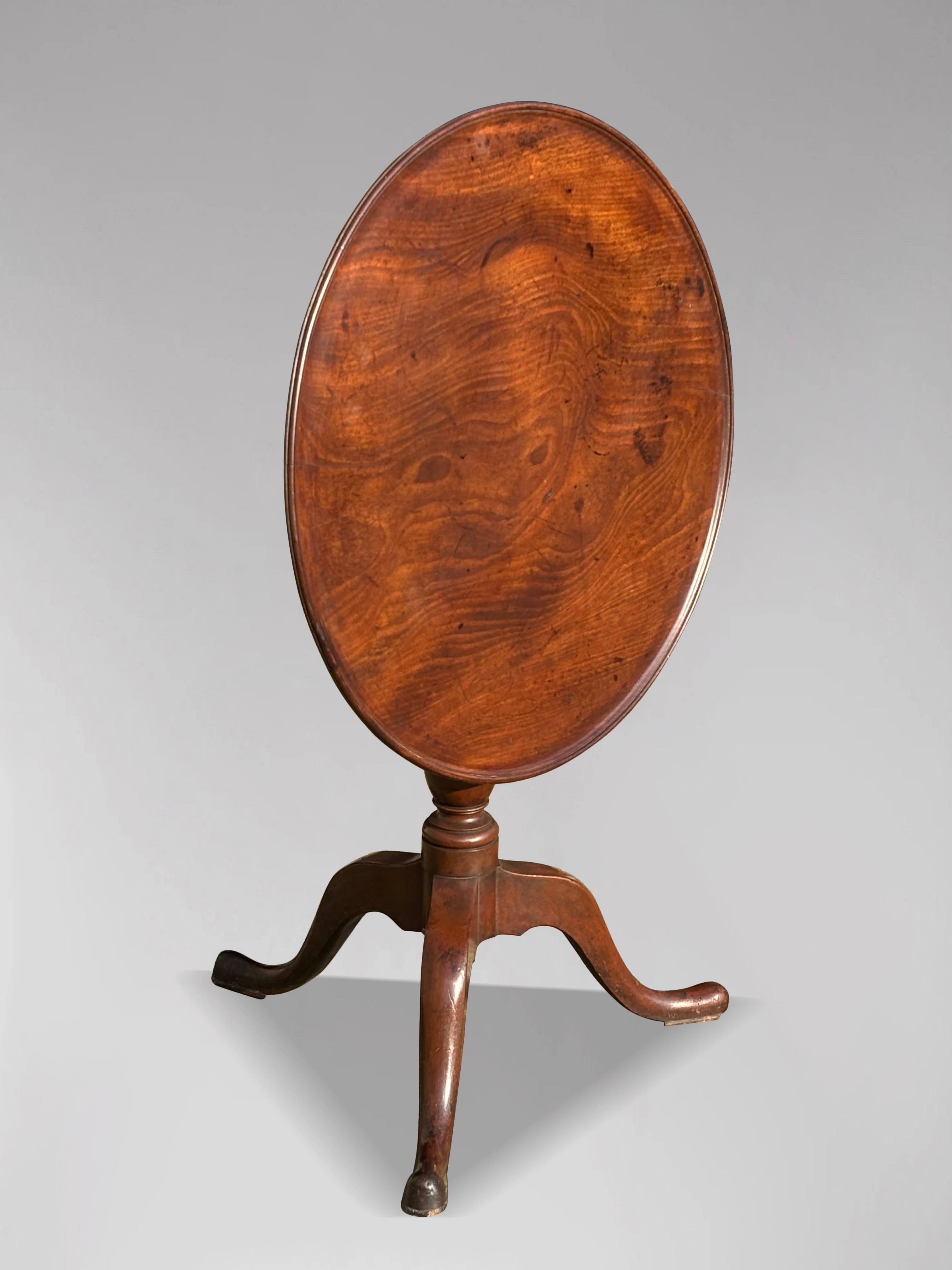 Britannique Table tripode à plateau basculant en acajou, XVIIIe siècle, époque George III en vente