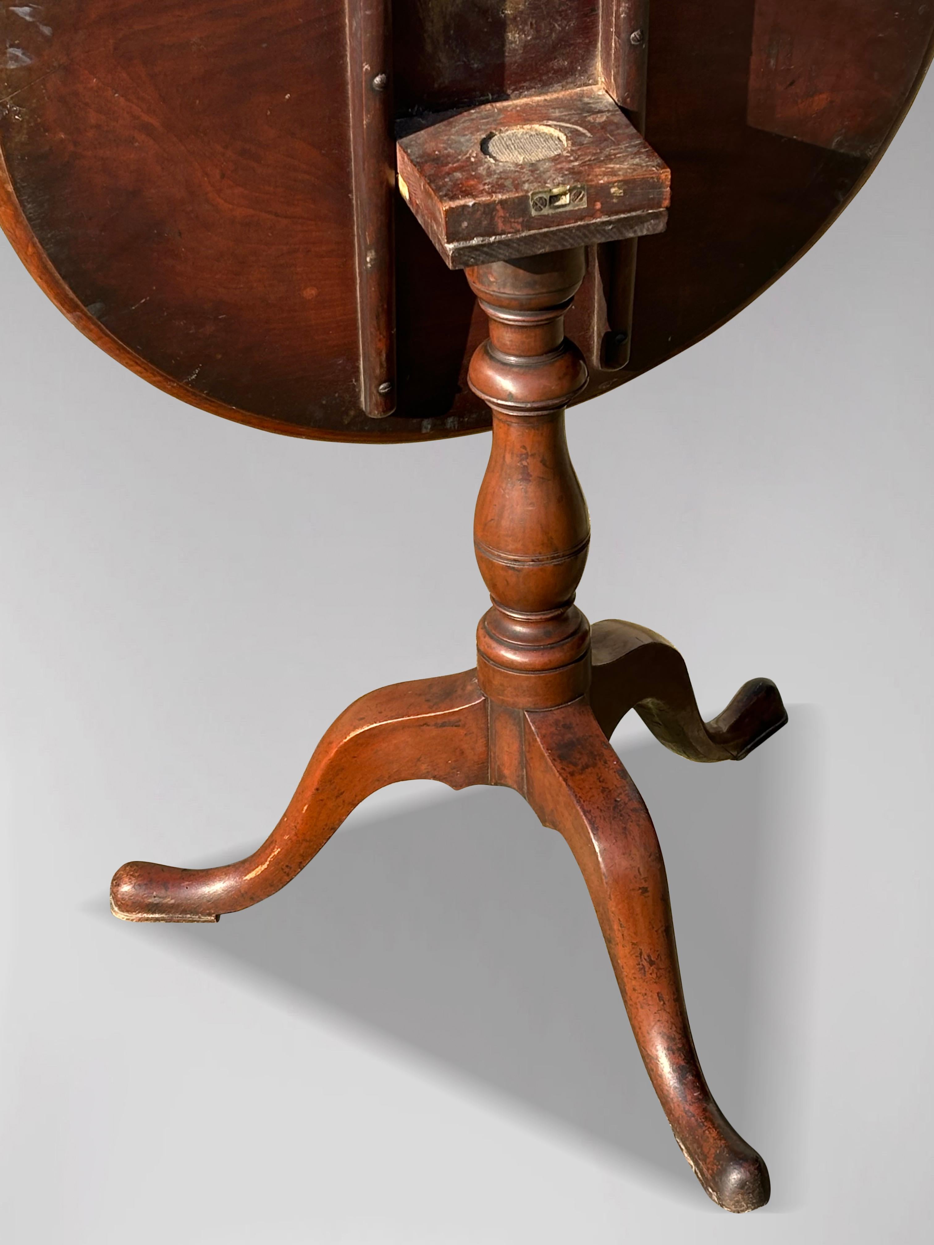 Table tripode à plateau basculant en acajou, XVIIIe siècle, époque George III Bon état - En vente à Petworth,West Sussex, GB