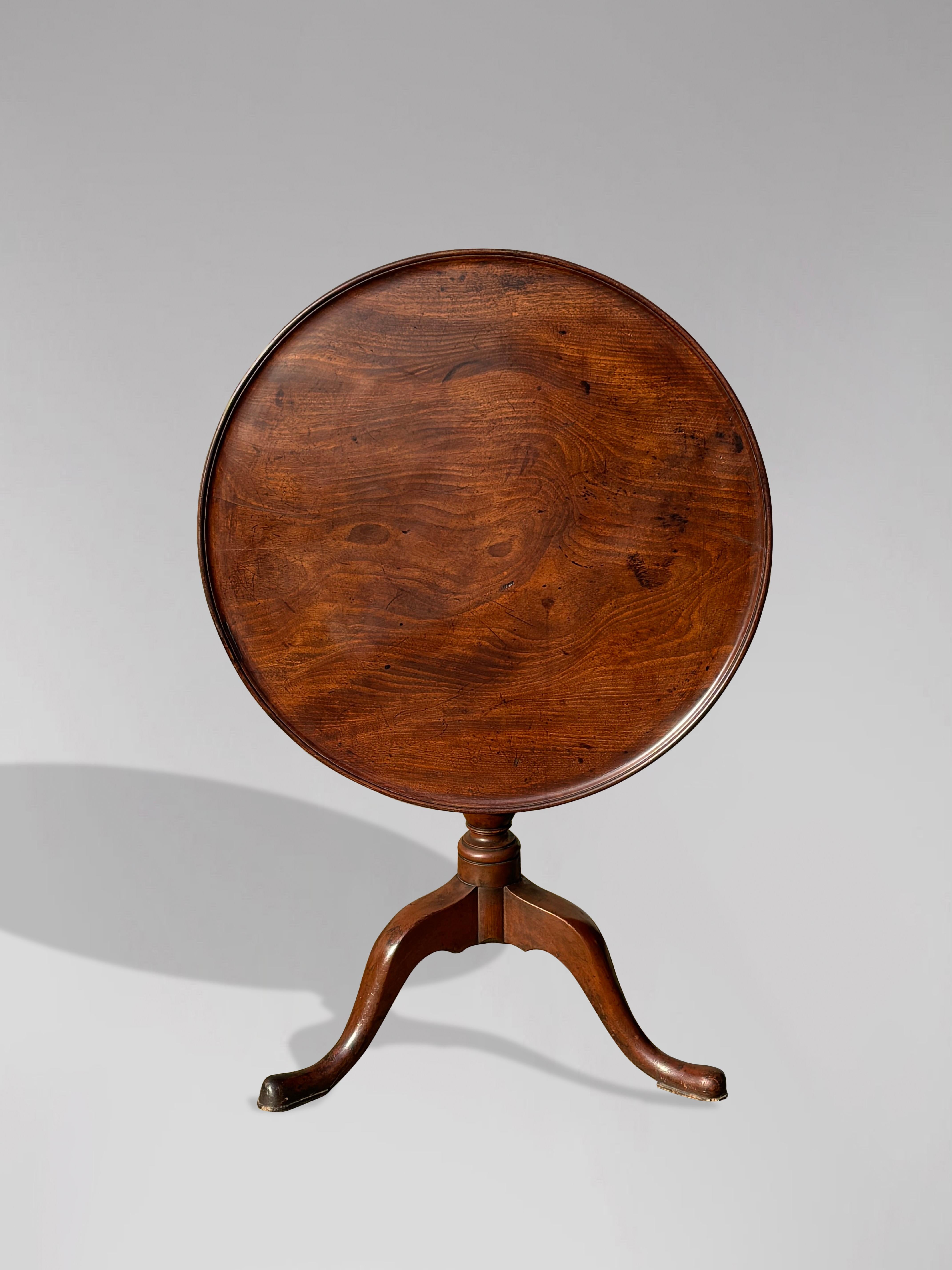 XVIIIe siècle et antérieur Table tripode à plateau basculant en acajou, XVIIIe siècle, époque George III en vente