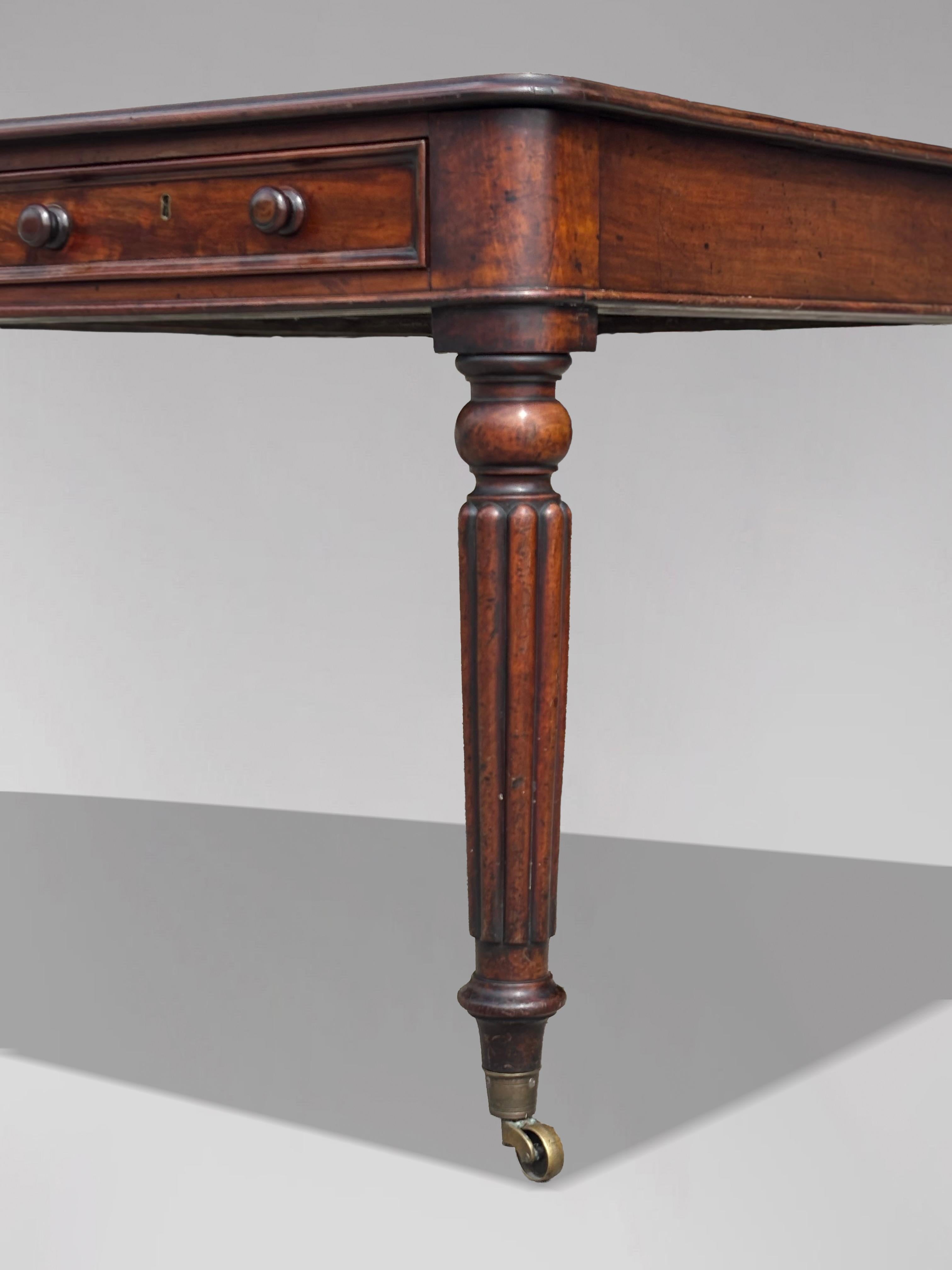 18. Jahrhundert George III Periode Mahagoni-Schreibtisch gestempelt W.Priest (Leder) im Angebot